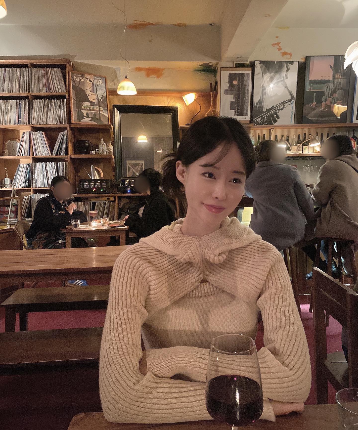나도 #힙지로 가보기
#재즈 #jazz 들을 수 있는 #을지로 분위기 #맛집 🤍 #평균율
을지로가면 #전주집 #냉삼 꼭 드세요
장난아니유~~~~~~ 
(준돌언니가 마지막 사진 머리띠 주면서 하고 돌아다니러고 소원이라고 해따 지현언니랑 나랑 …… )
무튼 을지로 감성에 반햇어요❤️‍🔥
일기 끗!!!