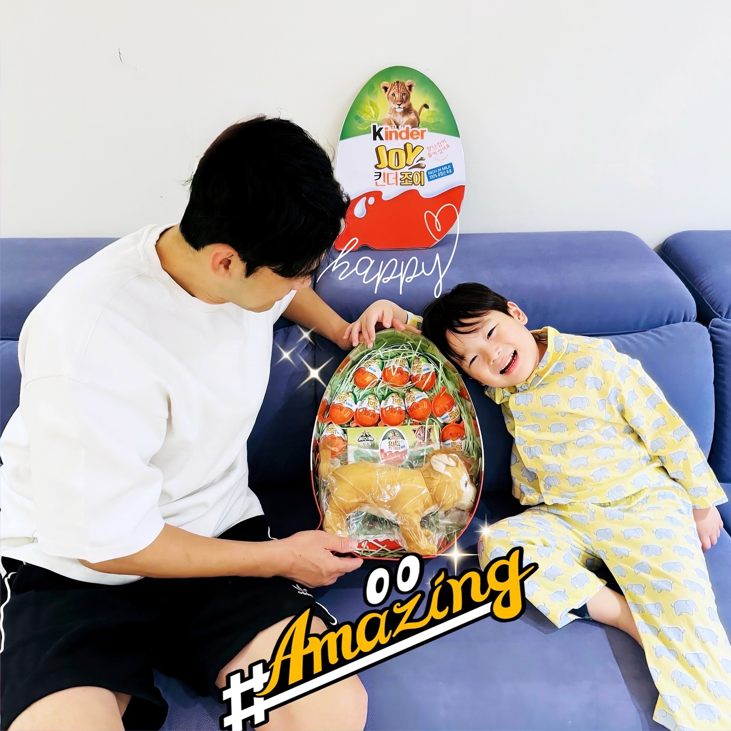 #광고
🎄미리 크리스마스 선물🎁
🍫킨더 조이 나툰즈🎵🎶

울 류하가 젤 좋아하는 간식 킨더조이가
커다란 킨더조이 모양의 틴 케이스에 
귀여운 사자인형, 토이키트, 초콜릿으로 가득~~~💜

아빠랑 함께 언박싱하고 너무 신났다‼️🎵🎶
맛있는 초콜릿을 먹고 나서 반대쪽을 열면
캐릭터 장난감이 있어서 초콜릿먹으며
아빠와 조립하며 신나게 놀고🎵🎶

어플레이두(Applaydu) 어플을
다운로드 받아서 장난감의 QR코드를 촬영하면
AR로 상호작용 놀이까지 가능해요

🎁선물로 너무 좋은
킨더 조이 나툰즈 제품은
2024년 11월부터 할인점, 편의점 등
전국 소매점&이커머스에서 구매 가능합니다!

제품명: 킨더조이, 원산지: 중국,
수입/판매원: 페레로 아시아 리미티드 한국지점/매일유업(주)

#킨더조이 #나툰즈 #킨더조이나툰즈
#Kinderjoy #natoons #아이간식