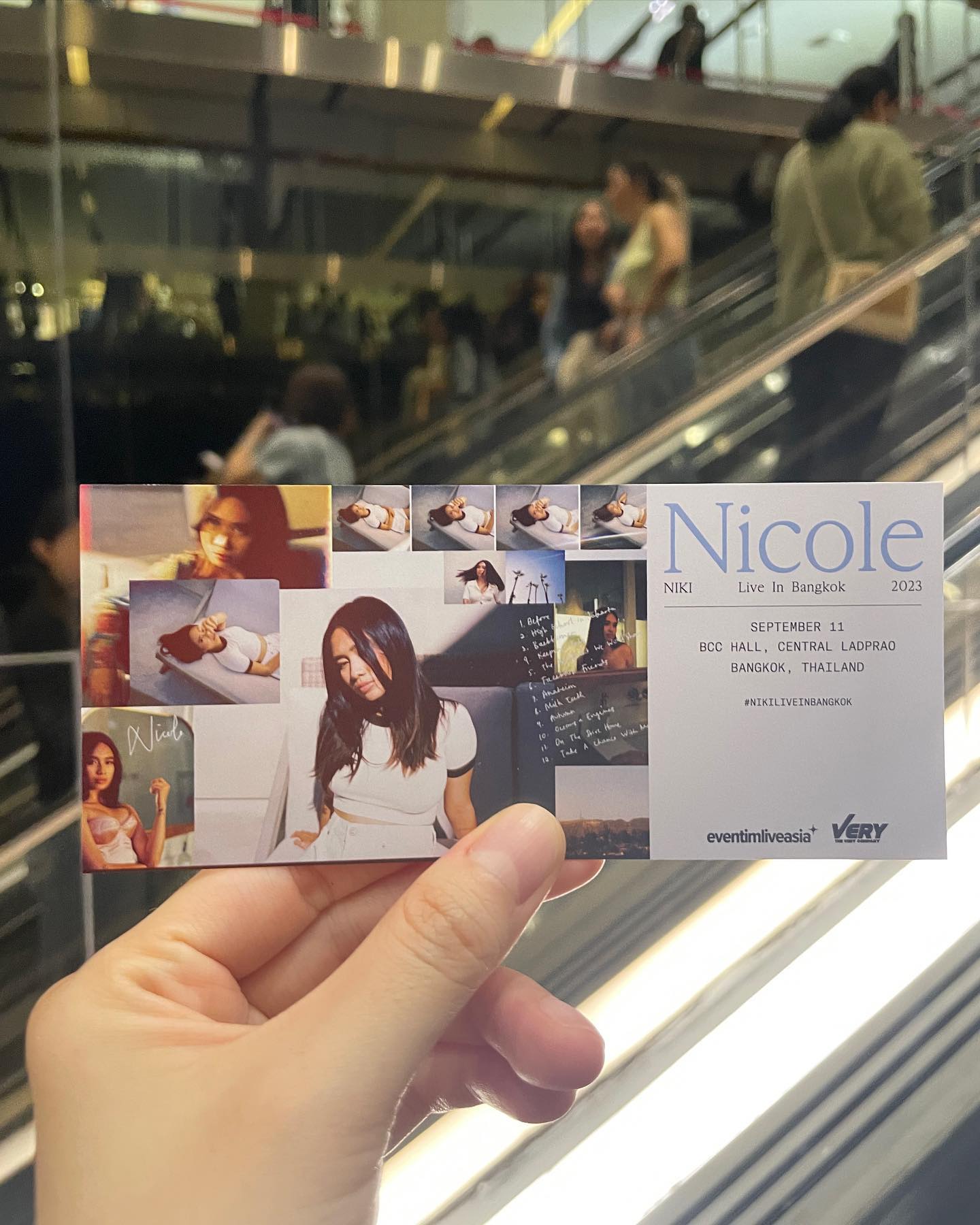 Hi Niki❤️ 

혼자가서 입 꾹 닫고 속으로 노래 부름..ㅎㅎ
이 호빗은 중간에 끼어서 까치발 들어야 겨우 보였음.. 그래서 귀로 잘 감상하다 옴 😆
아 근데 좋아하는 노래 안불러줘서 좀 아쉬움..