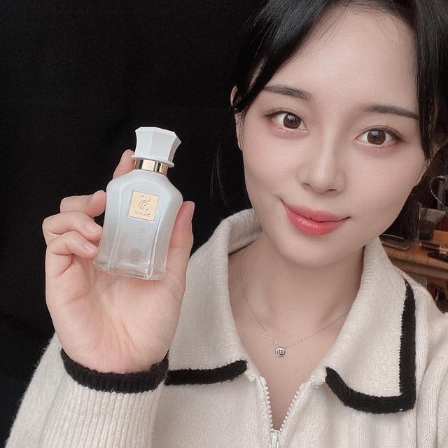방민지 on Instagram: "잔잔한 향이 매력적인 데일리 향수 셀마르💛 진한 향을 별로 좋아하지 않아 더 매력적으로 느껴졌던 셀마르 향수! 은은한 꽃향기가 맴도는 느낌이라고 할까?