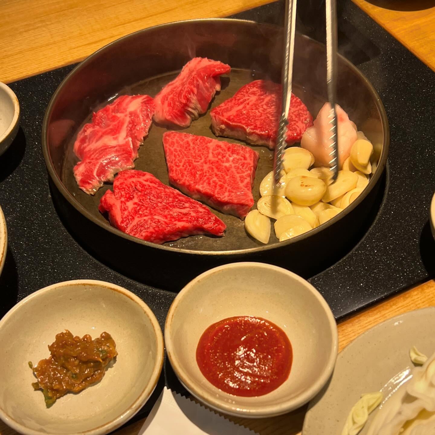 늘 맛있는 대도식당 ! 💕
집 근처에서 한우 먹으면 자주 가는 대도대도 주또대 !!!
깔끔하구 맛있고 친절하시고 사이드도 맛잇고 아이스크림까지 굿👍🏻
정훈이랑 엄마랑 셋이 다정쓰하게 🫡🫶🏻🫶🏻🫡
야무지게 먹고 포장마차 갔다가 치킨까지 달린 ㅋㅋㅋ 행복❤️ 

🫧한우 생등심(150g) 46,000🫧
🫧된장죽 5,000🫧
🫧소주 5,000🫧
🫧맥주 6,000🫧

#대도식당 #한우 #한우생등심 #마포소고기 #마포역소고기 #마포역한우 #공덕한우 #공덕역한우 #된장죽 #마포역회식 #마포역고기집 #돌고돌아도 #한우는 #마포포장마차 #마포역포장마차 #염리초등학교 #마포역야장 #마포역치킨 #테라치킨 #마포치킨 #공덕치킨 #먹스타그램