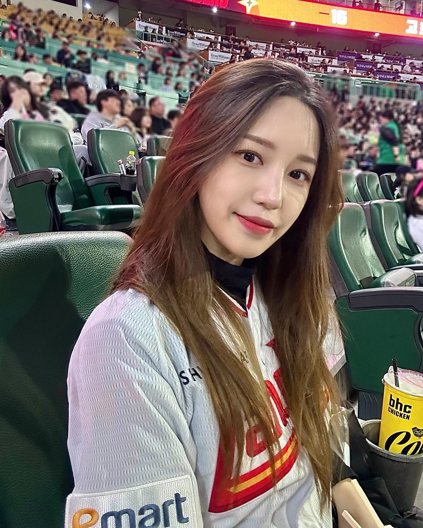 나보고 인천 출생이면 랜더스 팬이라고(?)
주장하는 남편따라 다니다가 푹빠진 야구⚾️

갈 때마다 승리하는 걸 보면
어쩌면 나도 #승요 ..?🧚‍♀️

#랜더스 #랜더스필드 #SSG #야구 #야구장 #문학경기장