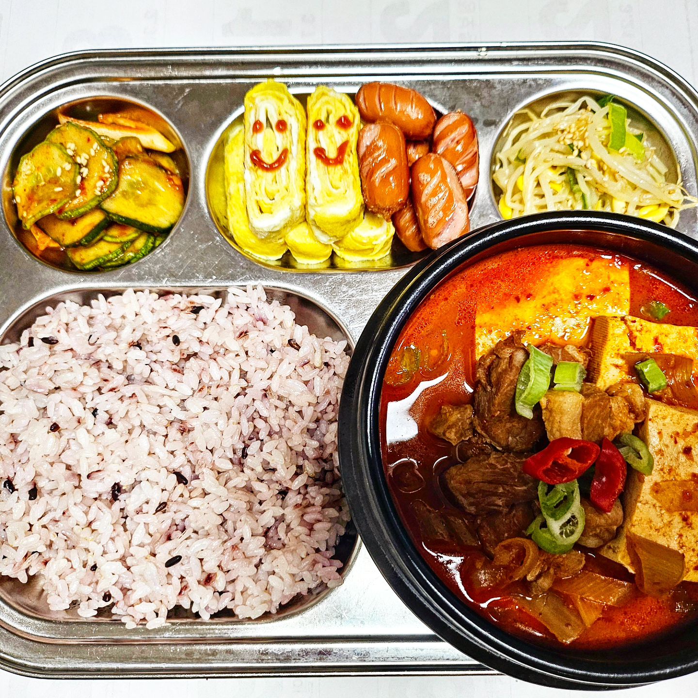 화요일#집밥 #집밥스타그램 

오늘의 저녁메뉴는 "김치찌개"입니다.🤗 
날도 덥고💦  저녁메뉴를 멀할지 항상 고민이더라고요. 
간단하게  김치찌개 와 오이무침,콩나물 무침 해서  만들었습니다.
남편이 일찍 저녁밥을 먹어서  차려준 음식을 순삭했네요. ㅋㅋㅋㅋ 
오늘 저녁 김치찌개 다들 어떠세요~~🤗