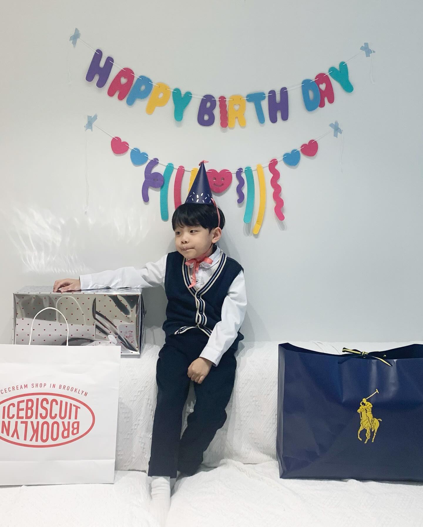 :)
민준아 생일 축하해🎂
니가 벌써 8살이라니..세상에나 ..
우리 착한 쭈니..형 노릇하느라 고생많아ㅠ.ㅠ
언제나 지금처럼 아프지 말고 늘 건강하고
밝고 씩씩하게 자라주렴
사랑해❤️
⠀
#예비초딩 #8살
#8살생일 #게임그만해