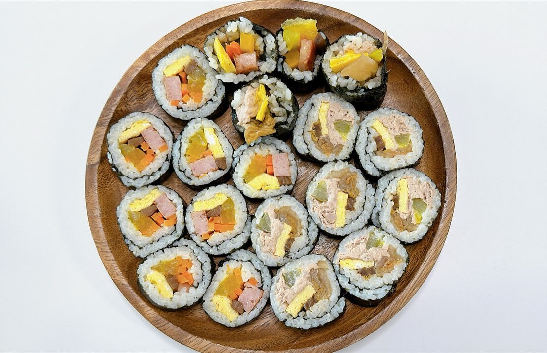 김밥 만들기 도전!

갑자기 김밥이 땡긴다는 신랑말에
신랑 퇴근전에 몰래 김밥 만들어놓기 성공😋

#묵은지참치김밥존맛탱
#김밥맛집우리집
#부부일상
#부부스타그램
#집밥스타그램
#맛스타그램