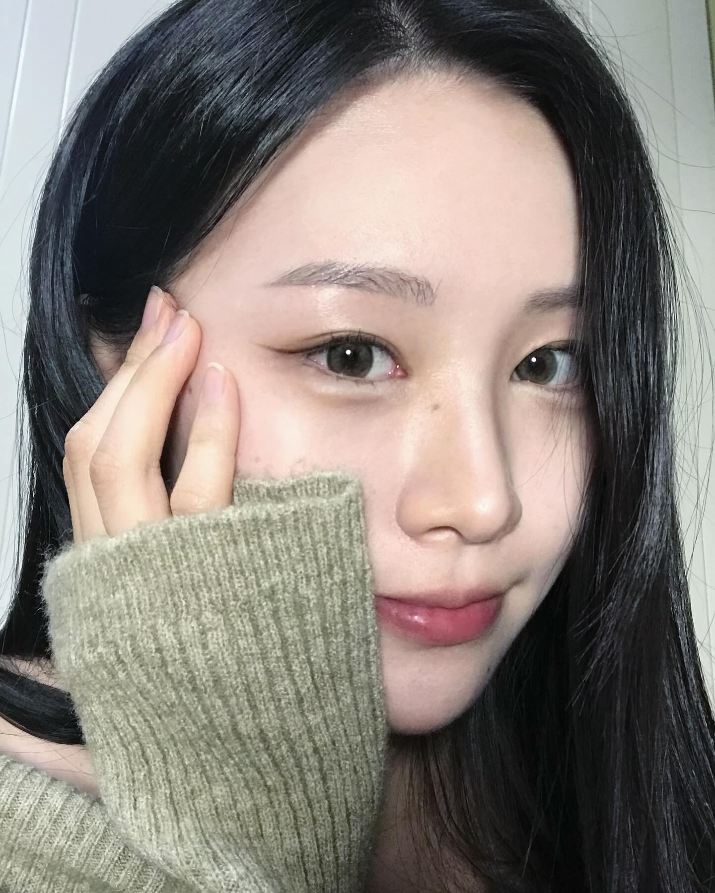 #제품협찬 이렇게 투명하게 올라오는 컬러렌즈라니 gemhourlens_official  선생님 정말 최고십니다,....

풀 올리브컬러렌즈는 처음이라서 너무 도마뱀처럼 눈만 보이면 어쩌지 했는데 투명하고 초롱초롱한 눈동자 표현이 진짜 대박스인데 자연광에도 너무 예쁘고 은은하게 올라오는 그린이라서 너무 예쁩디다..

또 그레이 컬러는 데일리한 뮤트그레이 컬러로 웜톤도 부담없이 착용 가능한 게 포인트이고 하이라이트가 아닌 반짝반짝풀그레이컬러로 너무 아름답지 않습니껴.

#젬아워 #젬아워렌즈 #gemhour #키오네 #윙크 #윙크렌즈 #윙플리뷰 #올리브 #그레이 #키오네올리브 #키오네그레이