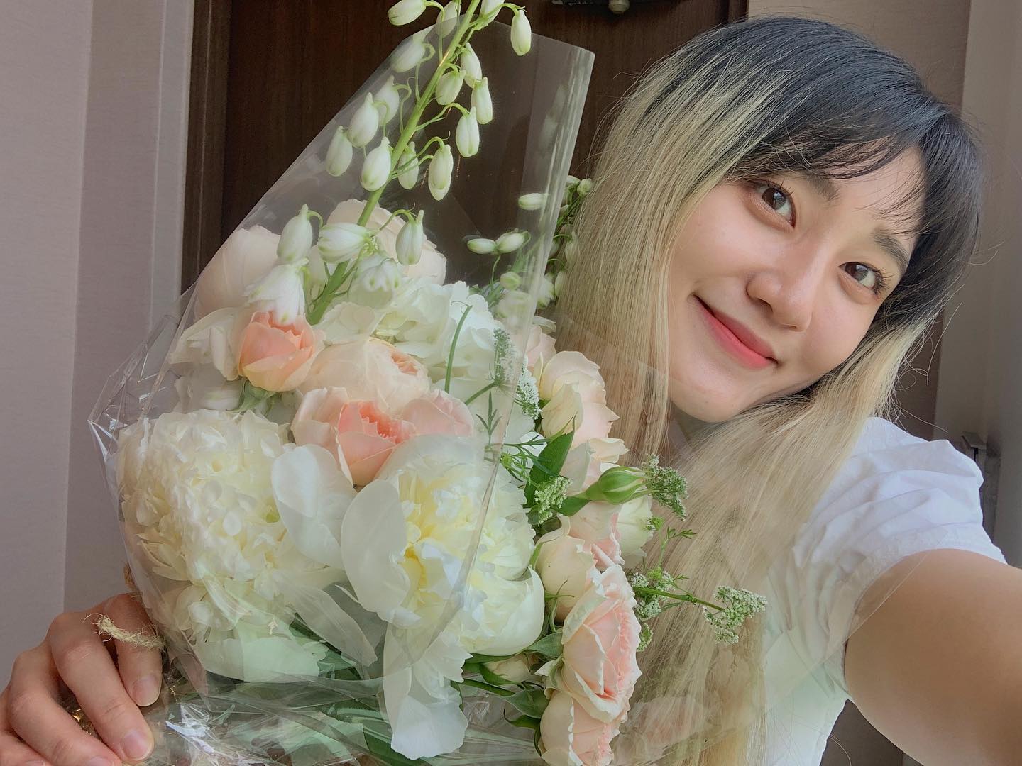 #영이스타그램🐯
⠀
오랜만에 강남 간것도 좋은데,
꽃까지 받아서 더 좋아버려🌷
(feat.벌써 2개월전 영이언니 결혼식)
