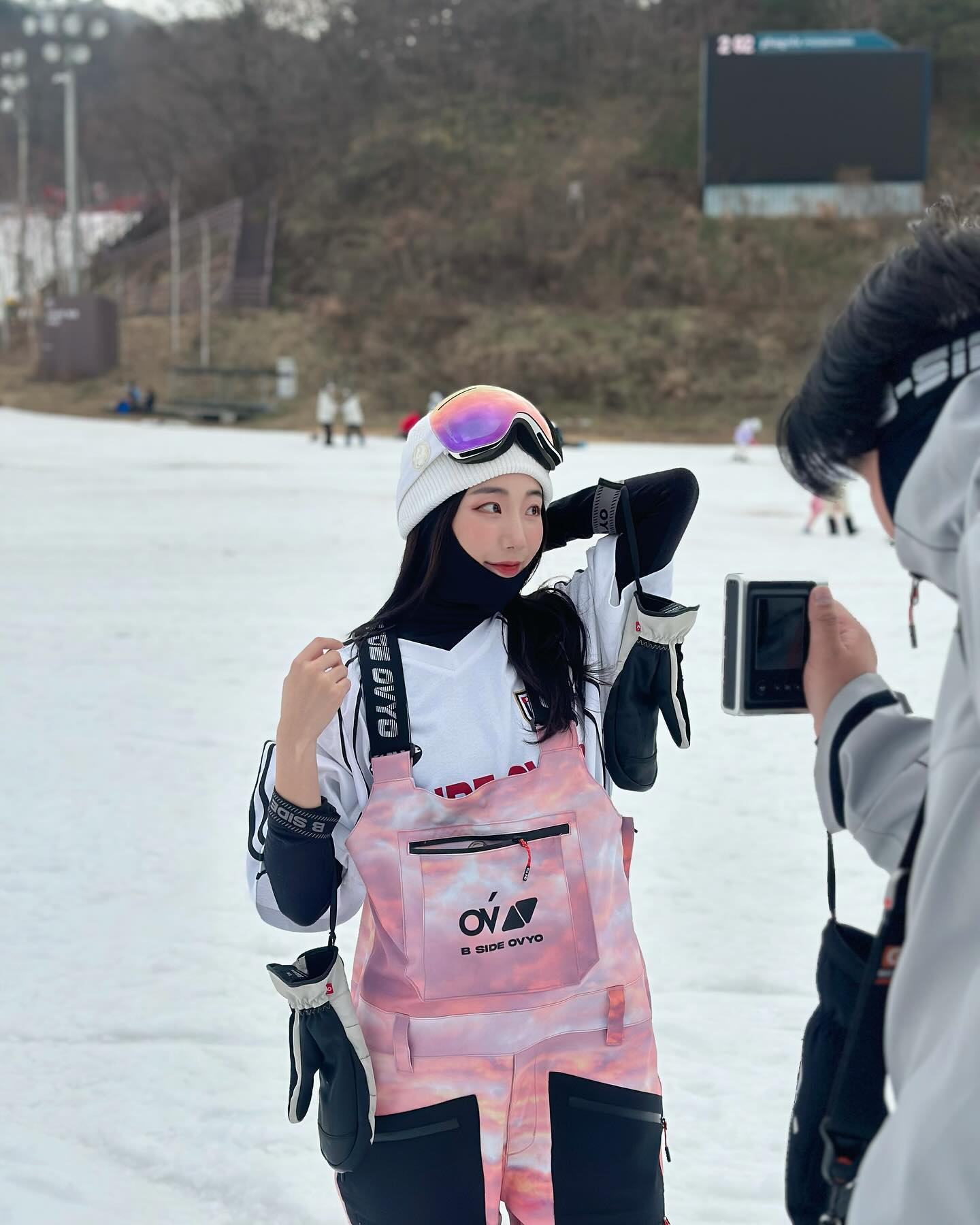 무한 인파에 보드타기 힘든 주말엔 포토타임 

항상 아낌없는 재능기부해주는 오빠에게 무한감사🙏🏽
or.mr_8339 

#휘닉스파크스키장 
#보드스타그램 
#ovyo_korea 
#스노우보드 
#겨울레포츠
#보드복패션