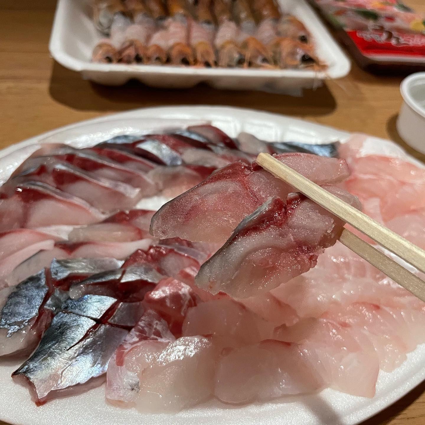 #협찬

제주 오션스토리

제주오면 고등회는 맛봐야 하쥬

저두 이번 제주여행에서 꼭 고등어회를 먹어보리라 다짐했는데

제주오션스토리에서 갓 잡은 고등어회와 딱새우,참돔을 만났답니다.

느끼한거 싫어서 연어도 잘 안먹는데 고등어회도 그렇게 느끼하다고 해서 걱정했지만 ,,, 왠걸

하나도 안느끼하고 단백하더만요.

딱새우도 너무 달달 참돔은 쫀득 신선한걸 바로 포장해서 먹으니 
너무 맛있게 먹었네요.

제주 숙소에서 포장해서 먹은것중 제일 맛있게 먹은것 같아요.

제주 서귀포시 성산읍 온평리 520-1

#서귀포회맛집#온평리맛집#제주성산회포장#제주횟집#서귀포횟집#서귀포회포장#제주회포장#서귀포맛집#서귀포핫플#서귀포핫플레이스#서귀포가볼만한곳#서귀포맛집추천#오션스토리#제주오션스토리#온평리회포장