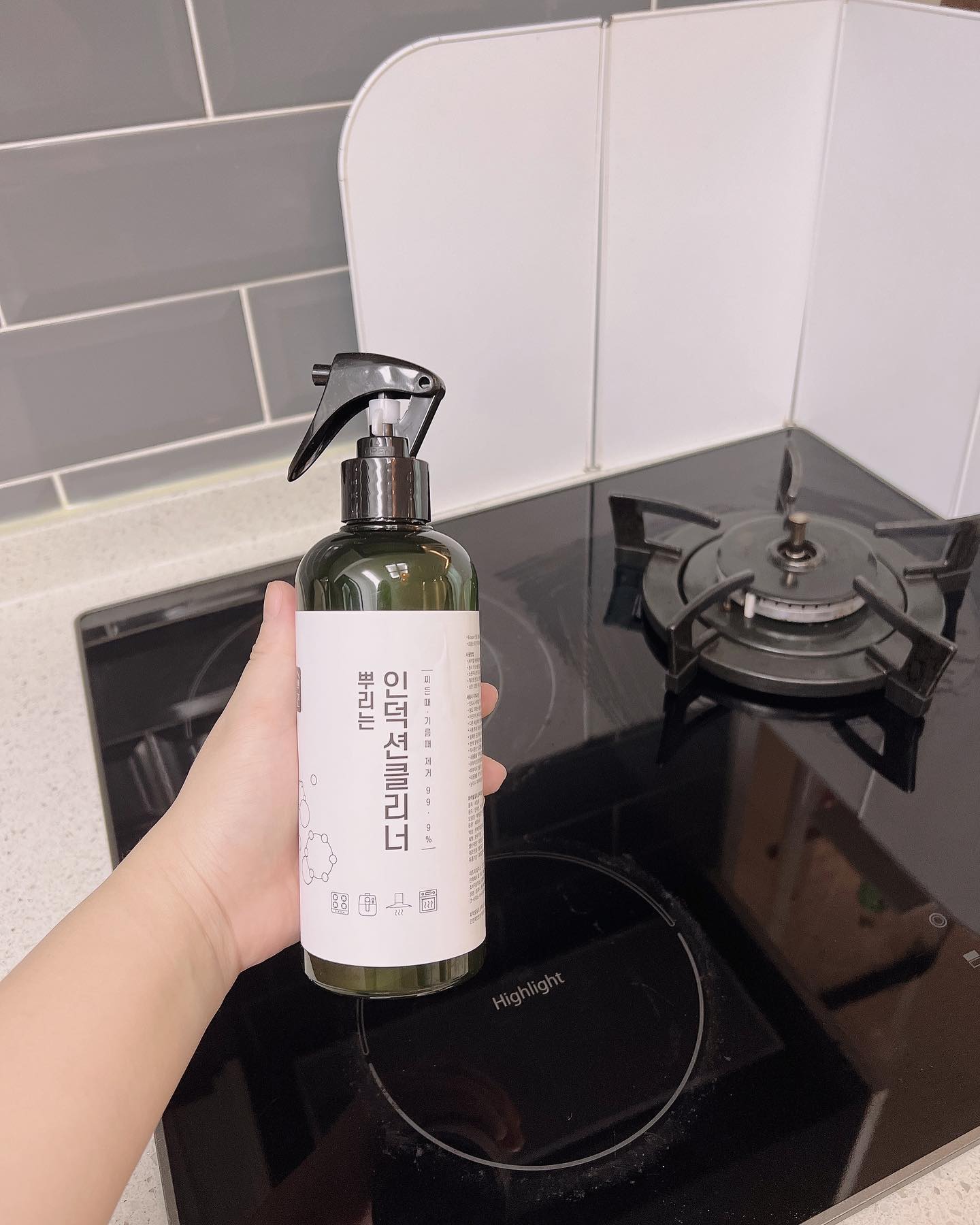 .
최근 집에서 고기도 구워먹고, 요리도 자주 했더니 인덕션에 기름때가 장난 아니게 끼었네요!😵‍💫
그래서 백색공간(100space.official) 인덕션 클리너로 깨끗하게 주방청소 해봤답니다🤗

그 동안에는 인덕션이 더러워지면 그냥 키친타올에 세제 조금씩 묻혀서 닦거나 물티슈로만 닦았었는데 아무래도 불편했어요.
이번에 백색공간 인덕션 클리너 사용해보니 스프레이형이라 칙칙 뿌리기도 편리하고, 유화작용이 뛰어나서 3분정도 방치 후 닦아주면 눌러붙은 찌든때들이 부드럽게 잘 지워지더라구요!
인덕션 전용 제품이라 그런지 확실히 세정력이 좋은게 느껴졌어요.
게다가 안전인증은 물론 유해물질 무첨가로 안심하고 사용할 수 있다고 하네요.👍

인덕션 외에도 제 최대 스트레스인 부분.. 주방 후드 기름때 제거에도 사용할 수 있고, 전자렌지 클리너로도 사용할 수 있답니다.
사용이 간편해서 저같은 초보 주부들이 쓰기 참 좋은 것 같아요.

주방 청소를 할 때마다 구석구석 찌든 기름때 제거에 정말 많은 시간과 노력을 들이곤 했는데요.
백색공간 인덕션 클리너 덕분에 주방청소 시간도 많이 줄어들고 인덕션을 새 것처럼 깨끗하게 관리할 수 있게 되어서 넘 좋네요🥰

#제품제공 #백색공간 #인덕션클리너 #인덕션청소 #인덕션세정제 #찌든때클리너 #후드기름때제거 #주방기름때제거 #기름때클리너 #살림 #살림꿀템 #주방청소 #주부꿀템 #주부스타그램 #주부일상 #소통