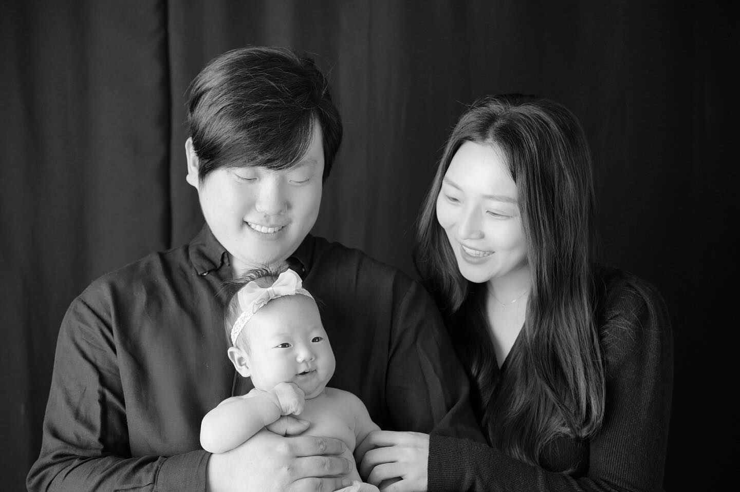 울공주 50일 기념 가족사진🖤
울공주 태어난지 벌써 두달이 지나고 있다~
임신부터 출산까지 정신없이 지나갔고 
24년 되자마자 울공주 만나서 벌써 3월달이라니🥹
건강하게 잘 크고 있어서 넘넘 기특하다!
앞으로도 울가족 행복하쟈👶🏻🐶