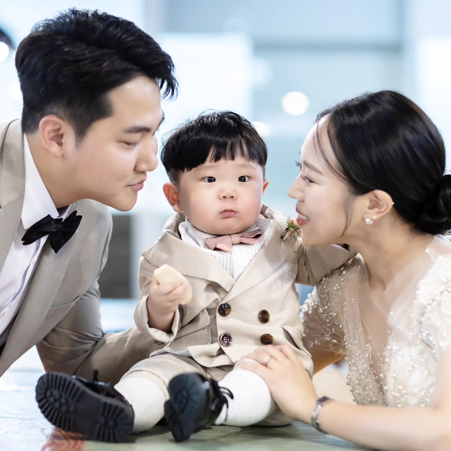 .
벌써 쪼꼬미가 한 살이라니
(나와 오빠가 엄빠라니❓️❗️)
아직도 믿기지 않는 부분…ㅋ…
.
가족들만 모신 돌잔치인데도
양가 모두 워낙 대가족이어서 
은근 신경 쓸 게 많았고 
결국 할 거 다 했다👏
(그래도 끝내고나니 속 시원)
.
돌잔치 준비하면서 
쪼꼬미와 함께한 한 해가
주마등처럼 스쳐 지나가는데
주책맞게 왜 때문에 눈물 나죠😹
.
한 해 동안 건강하게 커 준 쪼꼬미도,
엄빠는 처음이라 부족한 건 많았겠지만
손발 맞춰가며 모든 순간 열심히였던
오빠와 나도 너무 고생 많았다
.
앞으로도 우리가족 잘 해보쟈❤️🧡💛
.
#돌끝맘 #돌잔치스냅 #육아 #일상 #일상그램 #일상스타그램 #돌잔치 #첫생일 #돌스냅 #토리스냅 #베이비스타그램 #아기데일리 #아기그램 #아기일상 #육아그램 #육아기록 #육아 #육아맘 #육아맘일상 #육아맘그램 #육아스타스램 #육아일기 #육아일상 #아들맘스타그램 #아들