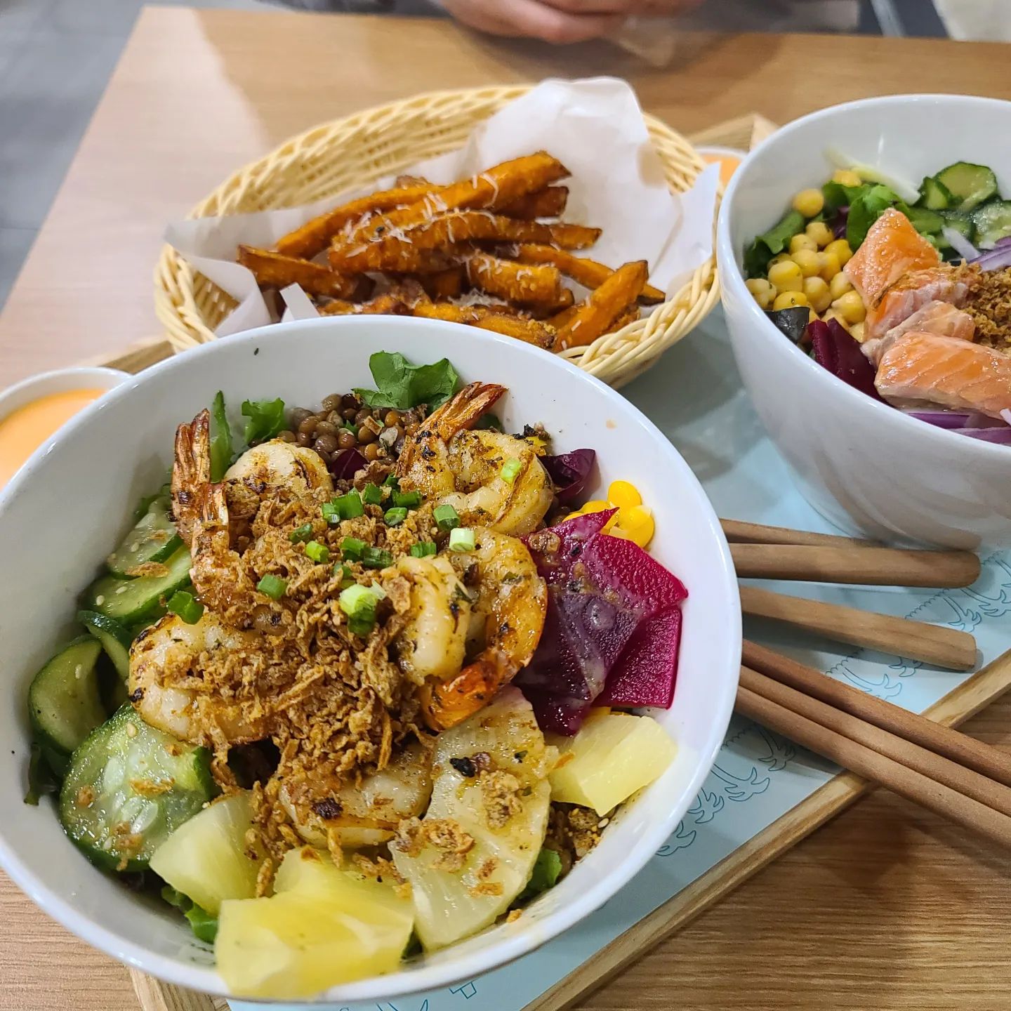 #협찬

요즘 우리부부의 최애 판교 포케맛집 훅트포케
결혼 후 살이 조금씩 찌면서 맛있으면서 건강한 음식을 찾기 시작하면서 발견한 판교 훅트포케

퇴근 후 가서 유자폰즈연어포케 , 갈릭쉬림프포케, 주황고구마튀김까지 주문해서 푸짐하게 식사하고 왔어요:) 

메인토핑 연어와 새우 둘 다 큼지막해서 더 맛있게 즐김

신선한 샐러드와 현미밥의 조합으로 
건강한 한끼를 해결할 수 있어서 최고❤️

운동 후에 먹으면 더 최고의 조합 - 

열심히 운동하고 , 건강하게 식사해서 다이어트도 성공해야지이잉❤️

#판교포케#판교샐러드#판교역포케#판교역드레싱#판교역포케맛집#성남맛집#성남데이트#판교역맛집#판교역데이트#판교역스프
