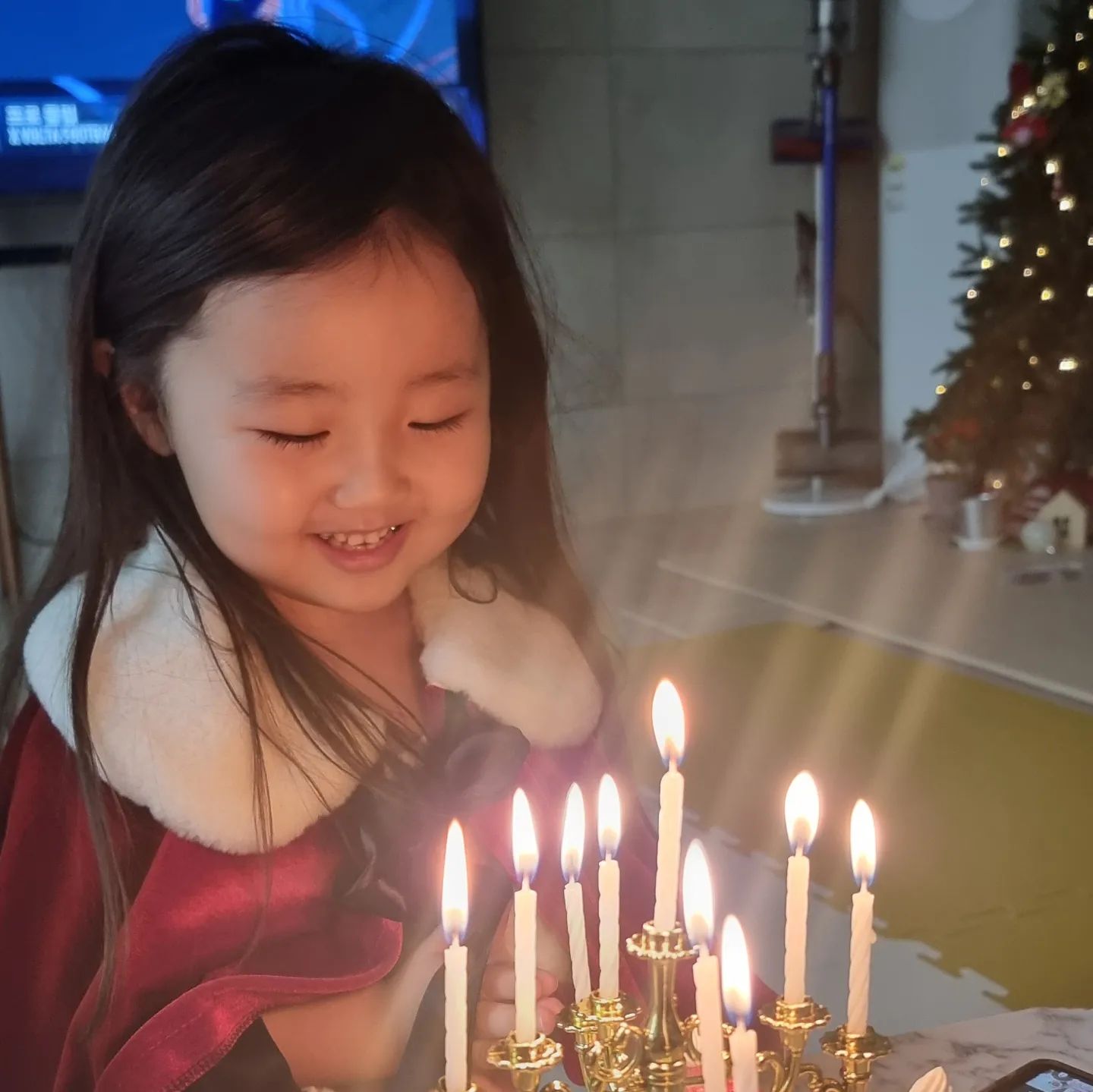 함께 만든 케이크에 촛불키고
소원빌기❤
갖고싶은게 소박해서 이래도 되나 싶었지만
선물받고 너무 기뻐하는 우리 송이
넘나 이뻐😍
#백송이#백로이#로이는코잠중#천천히커#오래같이하고싶당#키즈스타그램#크리스마스