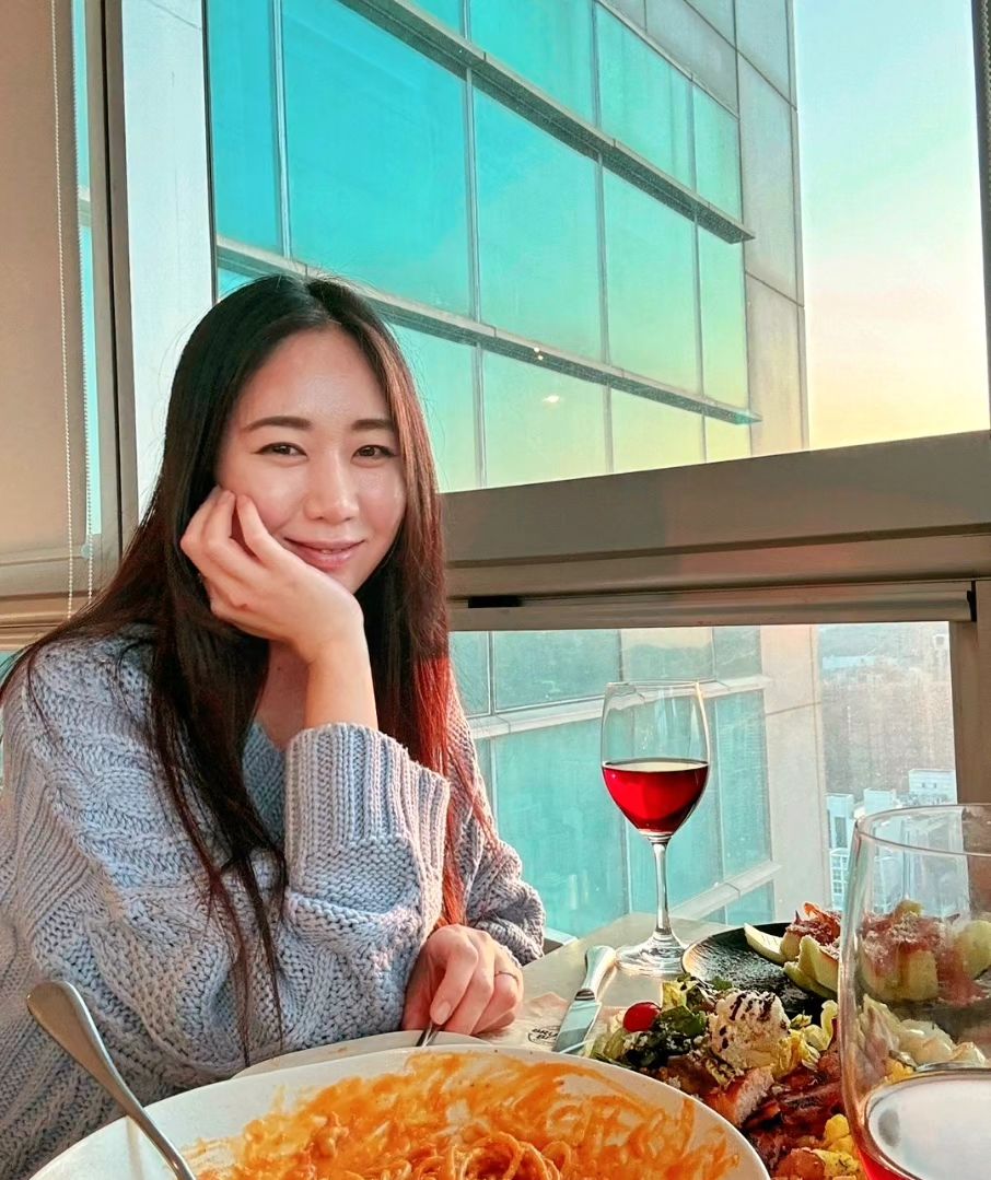 ㅡ
설명절 연휴  늦오후 급만남🩷
고층의 마운틴뷰와 선셋뷰가 좋은 곳
첫 장소로 너무 잘 골랐어👏👏와인이 술술🙄
늦도록 와인2병 해치우고 지는 해에 소원 빌기ㅋㅋㅋ
2차를 외치며 사시미에 하이볼 4잔에 별청까지 마시고 
인생네컷 찍어보겠다고 들어갔더니 
아니 왜 카메라가 천장에 달려 있어..ㅋㅋㅋ
사진 얼렁뚱땅 찍고 새벽에 귀가 하였다고 한다🤣🤣
너무 즐거웠어😍😍 가기전에 많이 보자🫰iny_hhh 

인친님들 남은 설연휴 잘 보내세요🍀
#갑진년새해복많이받으세요 #브런치빈평촌점 #마음만은20대처럼
