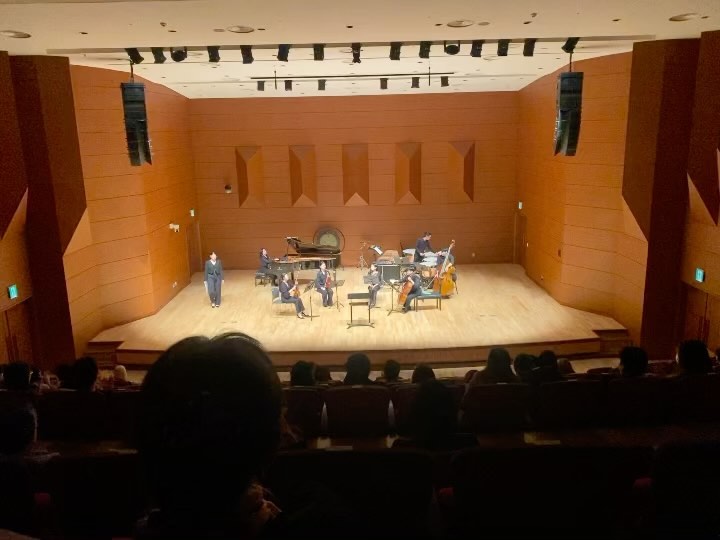 <Ride of the Valkyries>_R.Wagner
Arr. by Eunhaeng Seo

지휘자 | 서은행 
연주자 |
Vn1. 김보경 vn.bokyoung 
Vn2. 오예주 ohyeiju 
Vla. 김예린 __bratsche 
Vc. 이한길 vc.h_g 
D.B. 장현종 db_hjjjj 
Per. 김대권 d_k_kim.per 
P.f. 황예진 artrue___ 

지난 11월 1일,
춤추계를 끝으로 올해의 마지막 공연을 무사히 마쳤습니다!
저는 이번 연주회에서 독일의 작곡가 R. Wagner의 <Ride of the Valkyries>을 편곡했고, 지휘자로서 처음 무대에 올랐습니다

이번 연주회에서 많은 걸 배웠고 또 정말 많은 분들의 수고와 노력으로 좋은 무대가 만들어질 수 있었던 것 같아요 :)

우선, 항상 아낌없는 조언과 넘치는 아이디어로 이번 편곡과정을 지도해주신 박정은 교수님께 너무 감사드리고, 
아직 지휘를 배운 지 한달 밖에 안된 이 부족한 휘린이(?)를 무대에 오를 수 있도록 끝없는 칭찬과 지지로 열심히 지도해주신 이탐구 교수님께 감사의 말을 전하고 싶습니다 :)

또 함께 멋진 무대를 만들기위해 애썼던 멋진 동료들 모두 너무 수고많았고, 예상보다 많은 연습일정에 힘드셨을텐데 너무 고생해준 우리 연주자분들도 좋은 무대만들어 주셔서 너무 감사합니다 ☺️💓

그리고 연주회보러와 준 소중한 내 친구들, 선생님, 동생들, 또 바쁜일정으로 오지는 못했지만 멀리서나마 응원과 축하해 준 친구들도 모두모두 너무 고맙고 사랑합니다💗

그리고 나 자신,,토닥토닥💗🥹