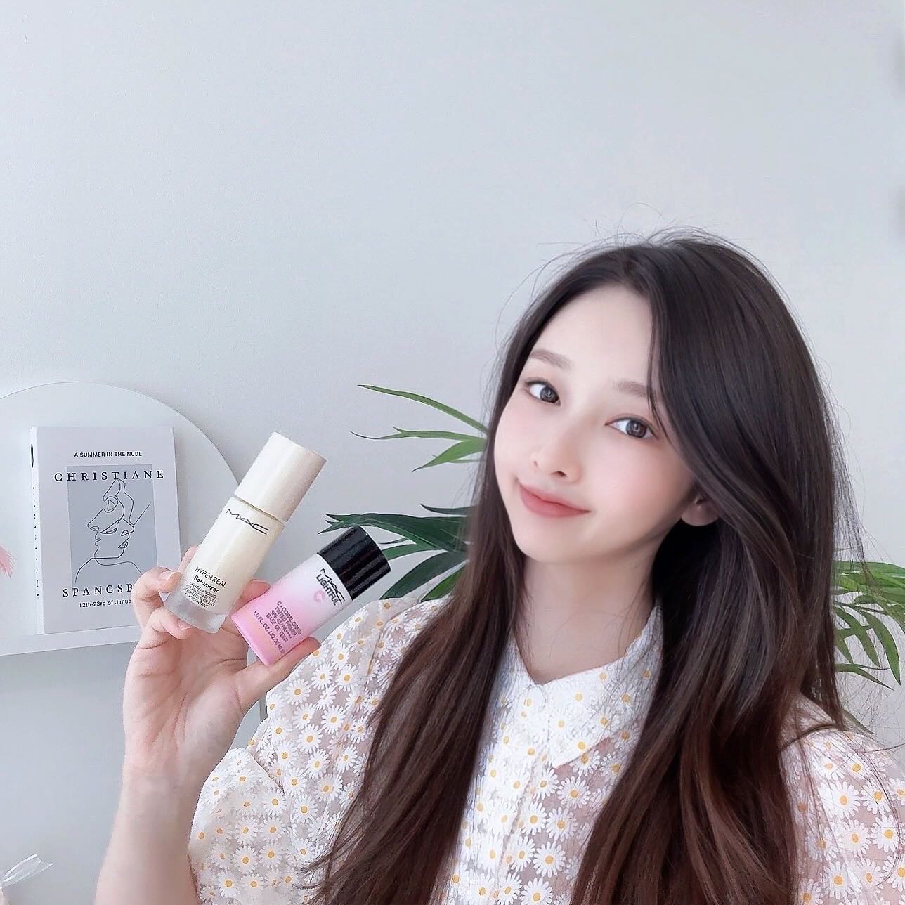 #제품제공
maccosmeticskorea 

스킨케어 맛집 MAC 🌸
매일 바르는 데일리 톤결케어 시너지 루틴
맥 #톤결케어 듀오 🎵🎶

맥 #하이퍼리얼세러마이저 는
세럼&모이스처라이저의 하이브리드 제형으로
강한 자생력을 지닌 화이트 피오니 꽃 추출물
#꽃결케어 포뮬러가 피부 장벽을 강화시켜주고
탄탄하고 매끈한 피부 결로 케어해주고
나이아신아마이드 성분이 각질케어해줘서
피부 톤결을 맑게 정돈해주는데
피부에 얇고 가볍게 발리는 텍스처라
피부 속 수분을 쏙쏙 채워주는듯 수분 충전과
피부를 탄탄하고 빛나는 광채피부로 만들어주는것 같아요

그리고 #로즈톤업베이스 는 워낙 유명한데요
프라이머&메이크업 베이스의 장점을 하나로‼️
자연스럽게 톤업시켜 하나만 발라도 피부 표현 대박!
촉촉해서 들뜨지 않게 오래 지속되고
자외선 차단 기능으로 안심하고 데일리로 굿!

하이퍼리얼세러마이저&로즈톤업베이스를 같이 쓰니까
피부가 더 매끈하면서도 예쁜 광이 나고
투명하고 은은한 광채, 화사한 톤업까지 굿!

나처럼 건조하고 푸석푸석한 피부라면
역시 갓벽 #맥톤결케어 듀오 추천‼️

#꽃결세럼 #꽃광베이스 #맥꽃결듀오 #맥스킨케어 #맥 #MAC
 #스킨케어추천 #싱글즈 #인품사