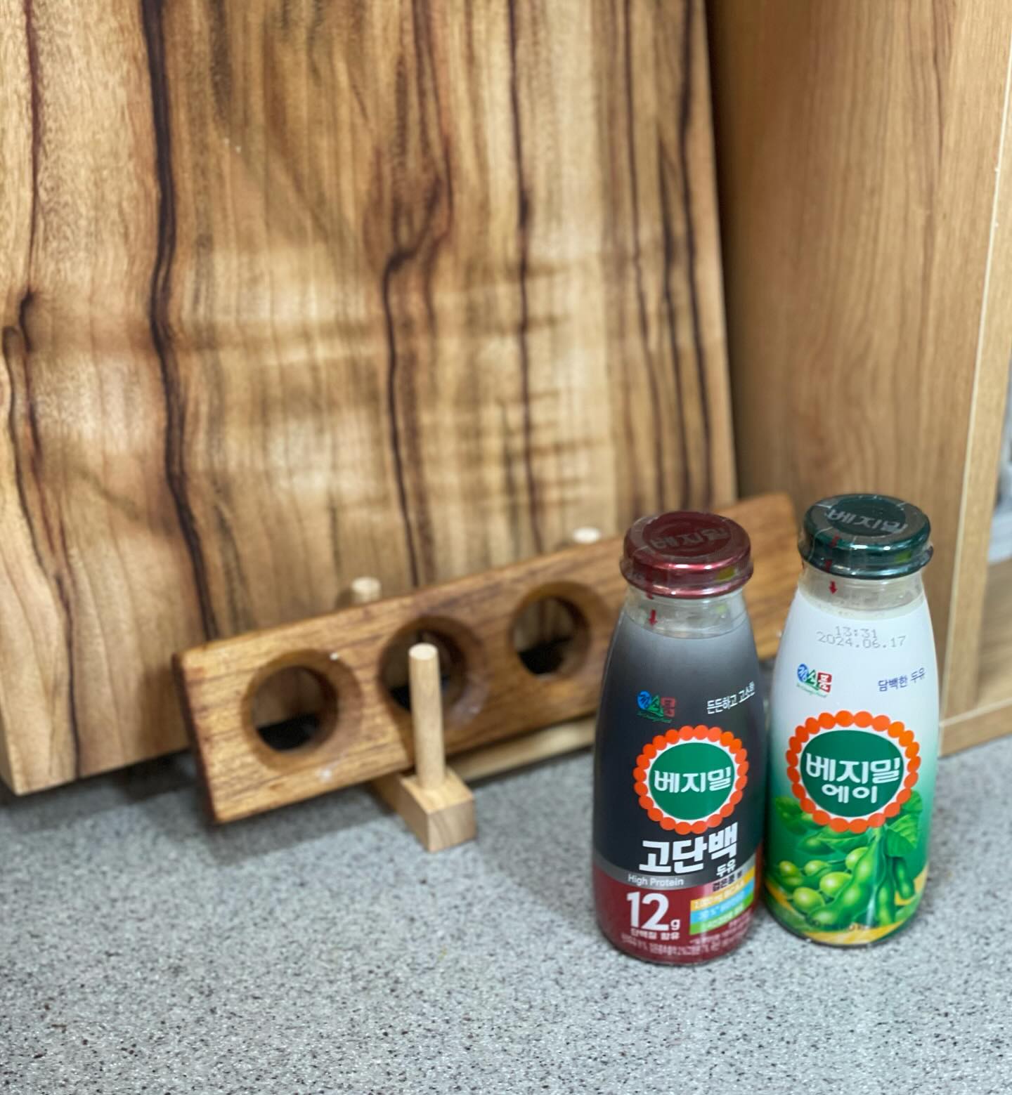 #협찬#제품제공 vegemil.official
[베지밀] 고단백검은콩(병)+베지밀 에이(병)

우리 아이들 어릴때부터_ 우유만큼이나 즐겨먹는 베지밀!
이번에 병 디자인도 변경되어 친숙하면서도 새롭더라구요! 그립감도 굿굿👏🏻

든든하고 고소한 고함량 단백질 12g의 검은콩 두유!
국산 검은콩을 담아 블랙푸드 영양과 함께 고소한 맛을 느낄 수 있어요👍🏻

담백한 맛에 일품인 정통 플레인 두유_ 담백한 베지밀 에이! 우리 딸들 간편 영양 간식으로 가볍게 먹을 수 있어서 너무좋아요🤗
냉장고에 박스로 쟁여 넣어두었답니다!!

#협찬 #편의점추천 #식물성단백질 #두유추천 #정식품 #베지밀