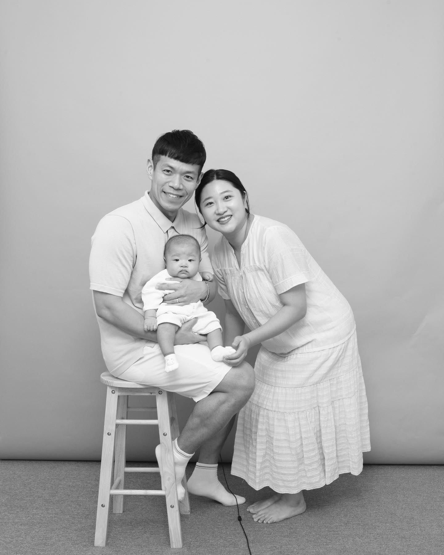 #결기6주년 
5년간 둘이었다
올해는 셋이되었네요 👨‍👩‍👦
어제는 어머님 찬스로 남편이랑
영화 외식 쇼핑까지 3단 콤보 클리어 하구ㅋㅋ
오늘은 울 최고랑 셀프 사진관에서
가족 사진 찍고 왔어요 📸
어제 외식은 텍사스로드하우스에서
스테이크랑 햄버거 먹었는데
햄버거 좋아하시면!! 텍사스로드하우스 꼭 한번 가보세요😘
🔥스모크하우스버거 🔥치즈 대박이구영
한입 먹음 바로 미국이에요 🤣
스테이크는 기대보단 좀 덜한 느낌 ㅋ
나중에 햄버거 먹으러 또 가려구요😘

#생후76일 
#가족사진
#결혼기념일
#흑토끼띠맘 
#버거맛집
#최고❤️