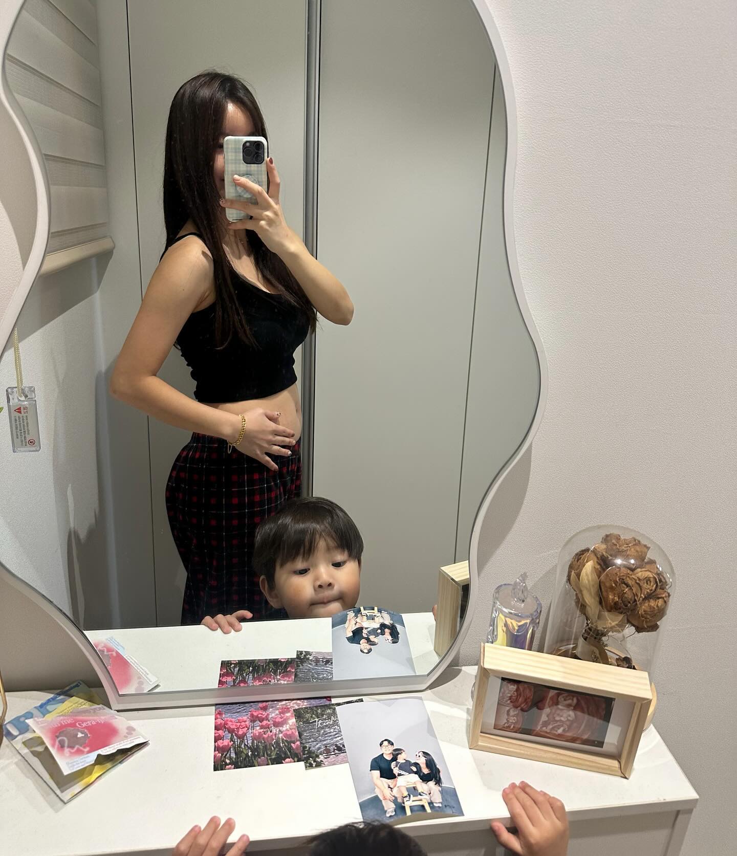 주원이랑 함께 남겨보는 주수 거울샷❣️
곧 4개월이라니~~
줘니 빼꼼샷이 넘 귀욤 동생 어딨어 하면 내 배를 쓰담해줘서 뭉클했닼ㅋㅋㅋ동생있는거 아는구나!
반짝이도 잘 지내고 있어 곧 또 보쟈💝

#육아기록#데일리#일상#팔로우#팔로워#맞팔#소통#임신#임산부#임산부스타그램#뱀띠맘#임신소통#반짝이#육아#육아맘#육아소통#주수기록
