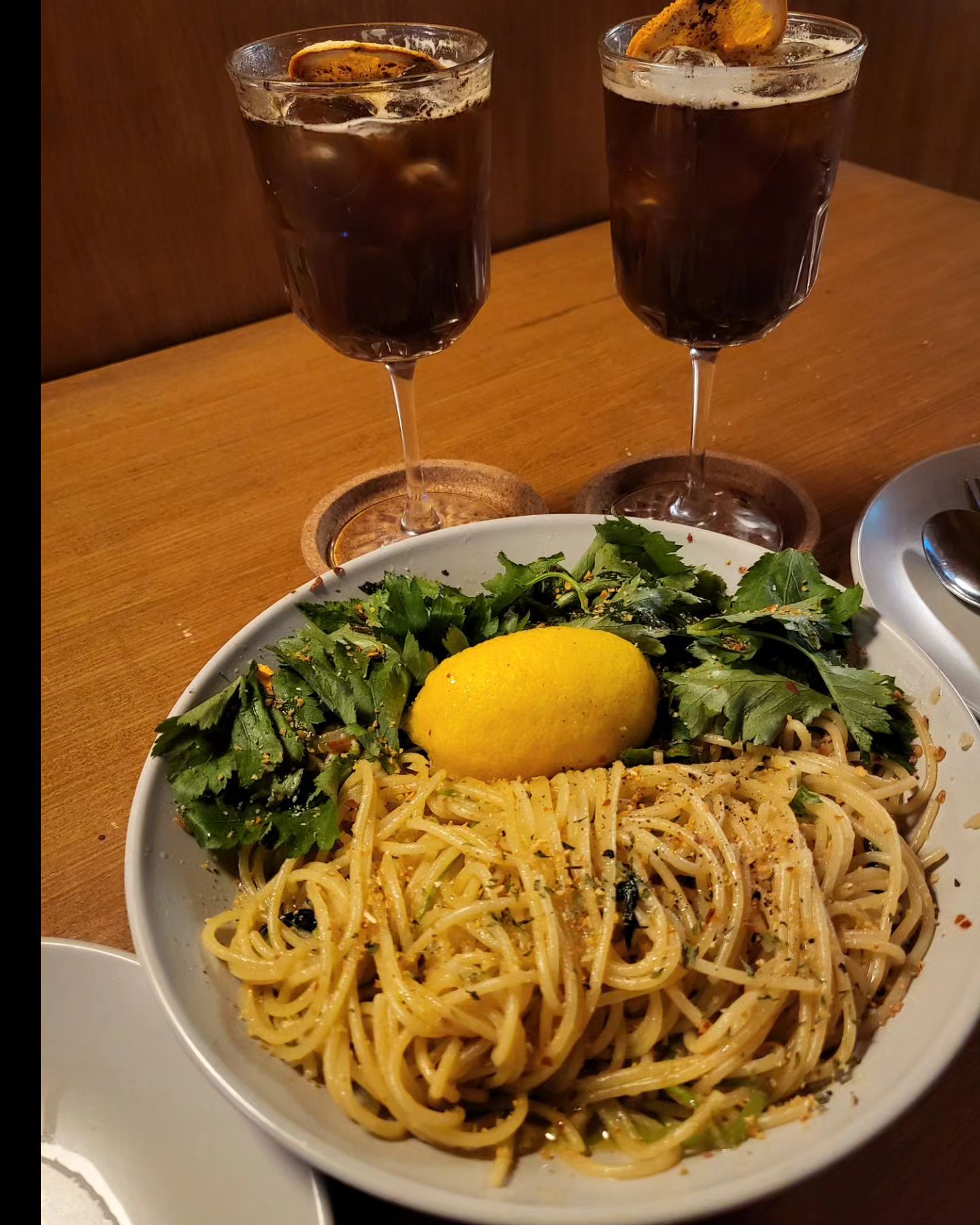 #어제일상

오랜만에 남편이랑 데이트💕
건강한 비건 식당인
고잔동 #비건맛집 #뉴즈얼인

생긴지 얼마 안되었는지 
인테리어도 이쁘고 잔잔한 음악까지 흘러나와
분위기도 너무 좋았네요☺️

비건 메뉴가 주로 이루는 맛있는 음식에 
뉴즈얼인 시그니처 칵테일도 함께 했어요 :)

칵테일은 커피가 첨가되고
오렌지🍊 맛이 나는 위스키가 더해져
오묘하면서 너무 맛있었어요

추천해주신 #참나물오일파스타 는
레몬이 올려져 나오는데 참나물에 레몬즙을 뿌려
먹으라고 친절하게 직원분이 알려주세요
플레이팅도 이쁘고 맛도 일품이었네요🤗

후식으로 #올리브아이스크림 까지
신선한 아이디어 넘치는 메뉴들이 많았고 
남편이랑 오랜만에 풀코스로 행복한 데이트 성공🤗

👉 영업시간 : 월, 화 정기휴무
- 수~목요일 PM 17:00 ~ PM 23:00
- 금요일 PM 17:00 ~ AM 01:00
- 토요일 PM 17:00 ~ AM 01:00

#고잔동맛집 #고잔동데이트 #고잔동파스타 #고잔동칵테일 #고잔동양식 #안산고잔동맛집 #제제부부💕