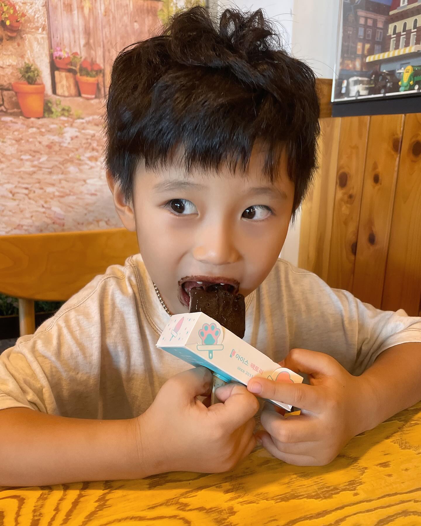 초코 아슈쿠림 하나 먹는데 이런 난리일 일...?
오빠 대답 “응 얘는 그럴 일”
.
.
.
#얼룩제거제 #이거없으면못살아 
#첫째 #반달눈이너살린다
#이빨빠져서얼굴제대로비수기