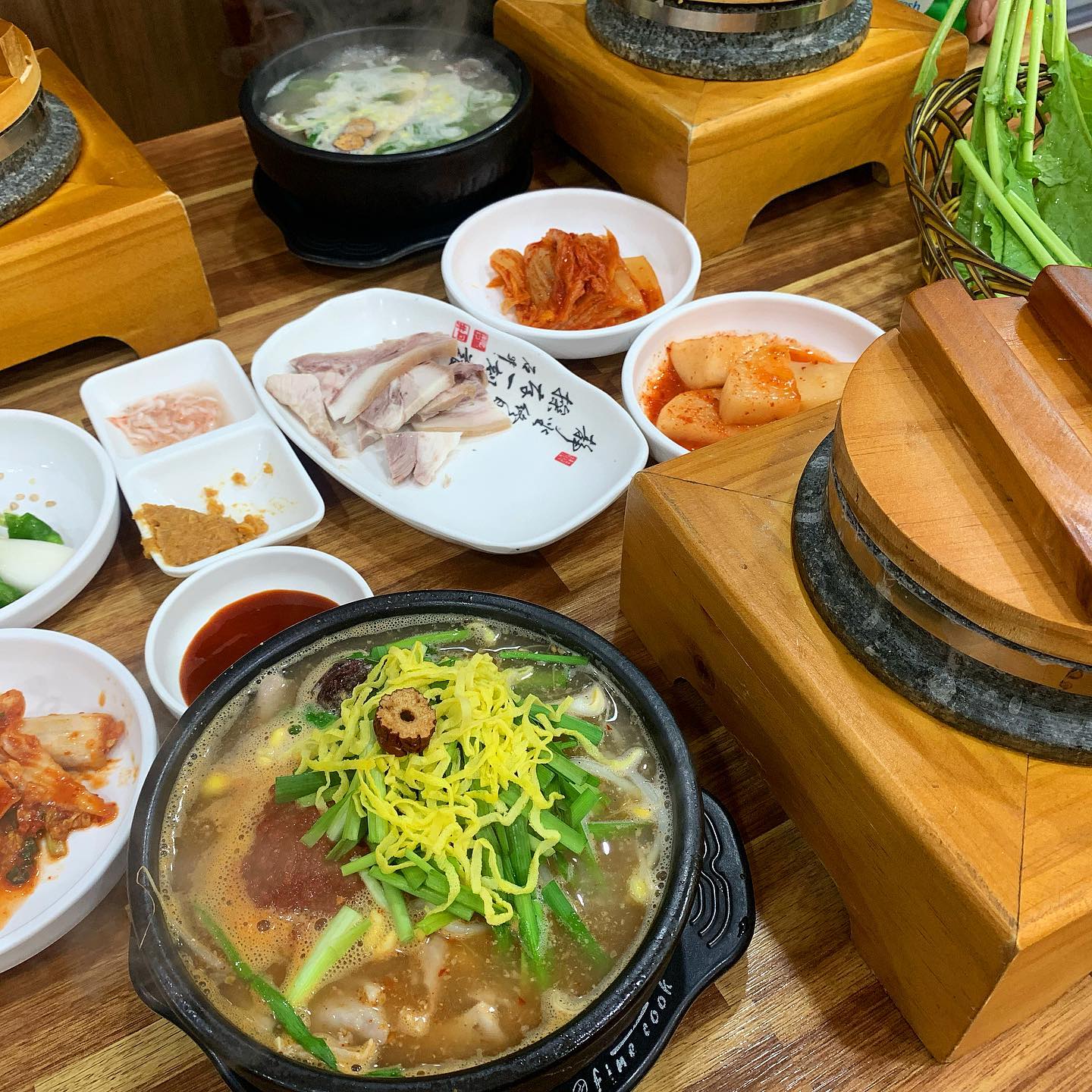 국밥땡길때 우메기로 출발-
우메기국밥이 유명하지만 나는 갈때마다 모듬국밥으로
#우메기돌솥국밥 

돌솥밥이 같이 나오고 물 부어넣고 그사이 국밥 한그릇
뚝딱한뒤 마무리로 누룽지! 가끔은 바삭한 누룽지가 땡겨 
물 안넣고 뜸 들어놨다가 긁어서 누룽지로 바삭하게 즐겨도 좋다🤍

모듬국밥에는 암뽕순대도 들어가 있는데 가끔은 3개 또는 2개정도 
들어있다 ..3개일때는 기분째짐 녹진하고 꾸덕한 
암뽕순대 속재료맛이 맛있음

#국밥맛집#국밥#국밥스타그램#국밥집