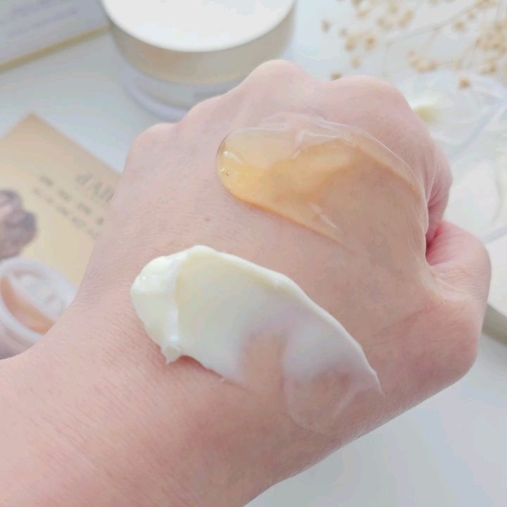 #협찬
내 피부에 필요한 보습, 탄력까지 케어가 가능한
프리미엄 토탈 케어 달바 올인원 더블 크림 !
보습광채, 영양탄력 듀얼 크림으로 
4D존 케어로 영양 크림의 리프팅과 보습 크림의 
광채 효과로 입체적인 윤광 페이스로 
매일 매일 달라지는 내 피부를 느껴볼 수 있다는 거~

까다로운 이탈리아 비건 V-라벨 인증뿐만 아니라
민감한 피부에도 바를 수 있는 저자극 테스트를
완료한 비건크림으로 예민한 피부에도
매일 매일 발라주면서 
탄력, 주름, 미백, 광채, 영양, 보습 진정까지
피부 케어의 완성도를 높인 달바반반크림~
올 겨울 매일 매일 발라보렵니다.

dalba_piedmont
#달바올인원더블크림 #달바올인원크림 #달바더블크림 #달바반반크림 #달바크림 #비건크림 #효리크림 #4D크림 #크림 #수분크림 #보습크림 #수분크림추천 #크림추천 #영양크림 #화이트트러플 #항산화크림