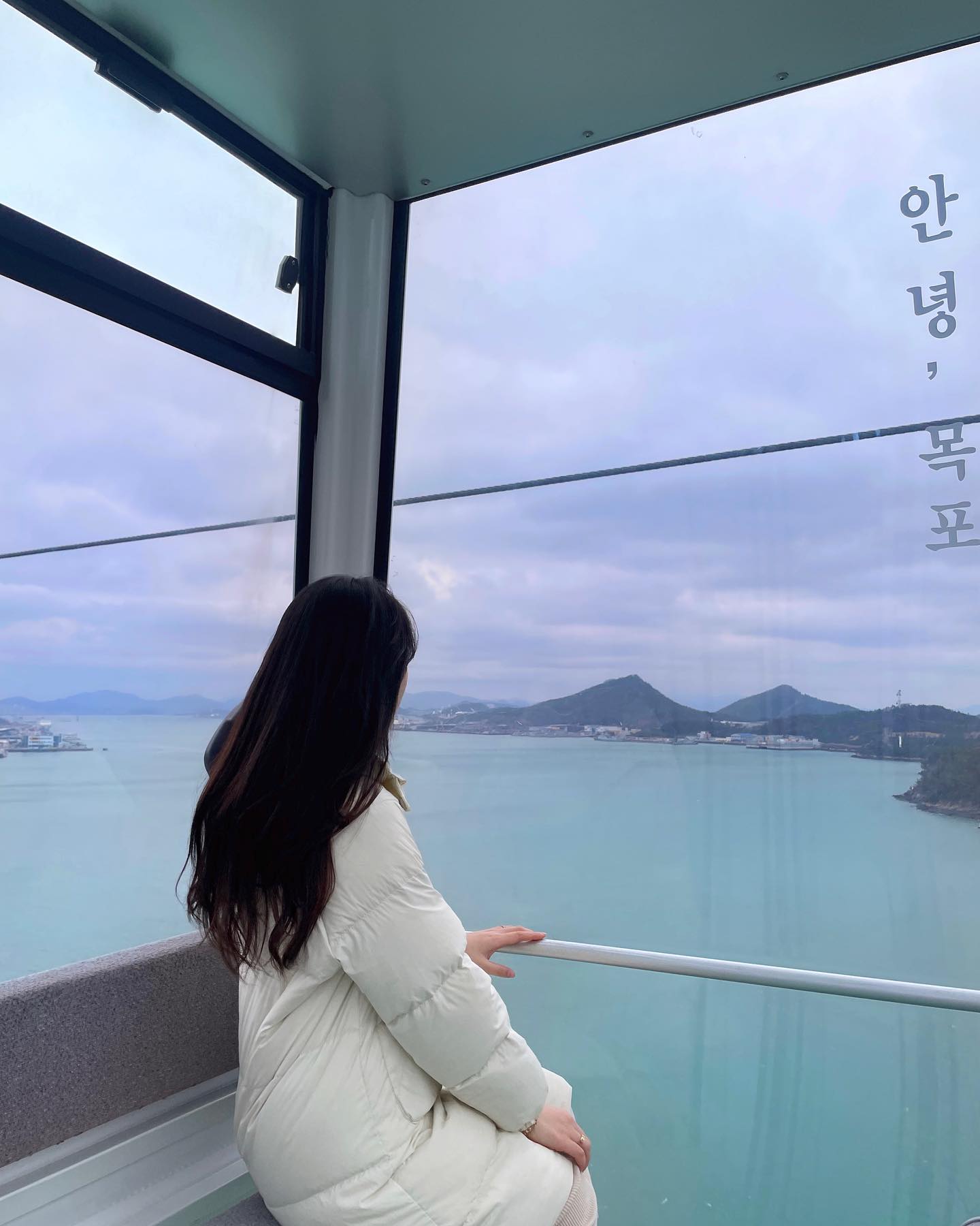 ♥ 24.01.20 - 21 ♥
완벽J 슬기랑 나름 철저한(?) 계획을
세워서 갔는데 (심지어 밤 새고)
첫 날에 비와서 머리 다 젖고
밤에는 잠옷차림으로 편의점 뛰어가서
자신감 가득 술 사와놓고 그대로 남김ㅎㅎ;;
케이블카 탔다가 저승사자랑
하이파이브하고 온 우당탕탕 목포.. +먹구름 ㅠㅠ☁️
귀여운 강아지 고양이들도 보고
맛있는 고기도 먹었다아 🐶🐱

#목포여행 #다리절단