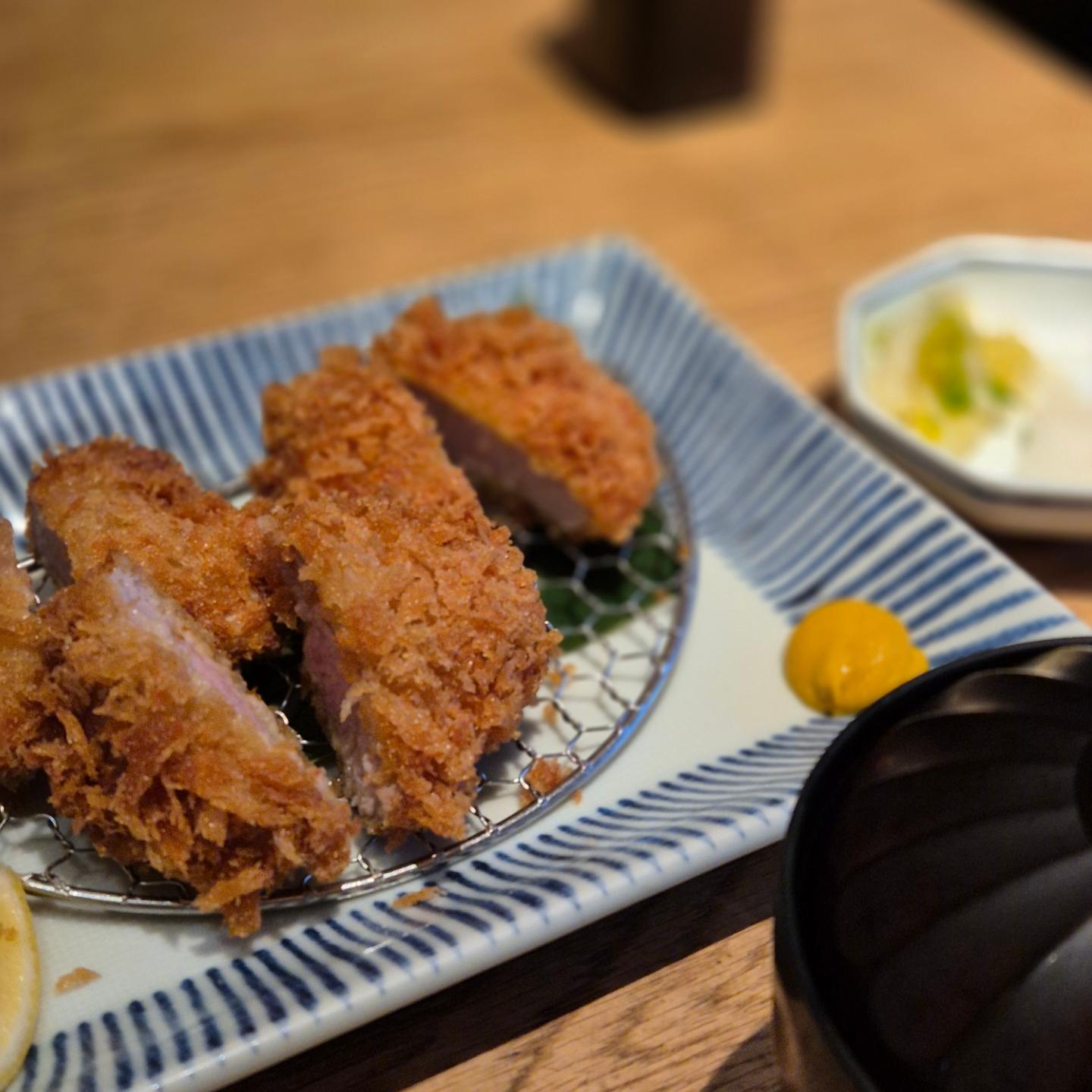 안즈 하나레 탐방기 🍽
#응딧일상 #응딧맛집추천 #응딧여행 

📍4 Chome-6-16 Ginza, Chuo City, Tokyo 104-8212 일본
미츠코시 백화점 식당가

❤️ 안심 돈카츠
❤️ 김치 가츠나베

👉 비염이 심하게 터진 ❤️셀린느❤️ 가방 산 그 날..
돈까스를 맛보게 되는데..

저는 보통 해외여행을 가면, 백화점에서 많은 식사를 해결하곤 해요.
1️⃣ 외국인이 많아 입맛에 맞겠지
2️⃣ 비싼데는 실패하지 않아

두 가지 이유였어요. 그리고 결국 맞이하고 만 돈까스 맛집.. 두둥..

여기는 원래 지인이 계속 추천을 해준 돈까스집인데, 못가겠다 싶다가 그냥 들러본 돈까스집 이름을 살펴보니..해당 음식점 다른 지점이었더라구요..?

추천해준 이유가 있지..

사르르 녹아내리는 이 안심.. 어떡할건데.. 소금에 콕 찍어 후룹찹 하면 기가막히다 이거에요.. 다른거 다 필요 없어요😤😤

좀 먹다보면 바닥이 눅눅해지긴 합니다.. 하지만 그런다고 맛이 변하진 않던.. 싹싹 긁어먹었다구용😤😤.

김치가츠나베도 적당히 칼칼하니 맛있어서 먹기 좋았어요. 조금 자극적이긴 하지만 밥이 함께 나오기에 밥이랑 정신없이 먹다보면 바닥을 보게 되실 것..

한국에서도 많이 따라왔다고 하지만, 먹어봤던 돈까스 중에는 제일 맛있었던 것 같아요.

** 전에 일본에서 미슐랭 3스타 받았다던 곳은 돼지냄새가 나고 한조각에 1만원이 넘는 거대한 비추였는데^^.. 여긴 강강강강추요!