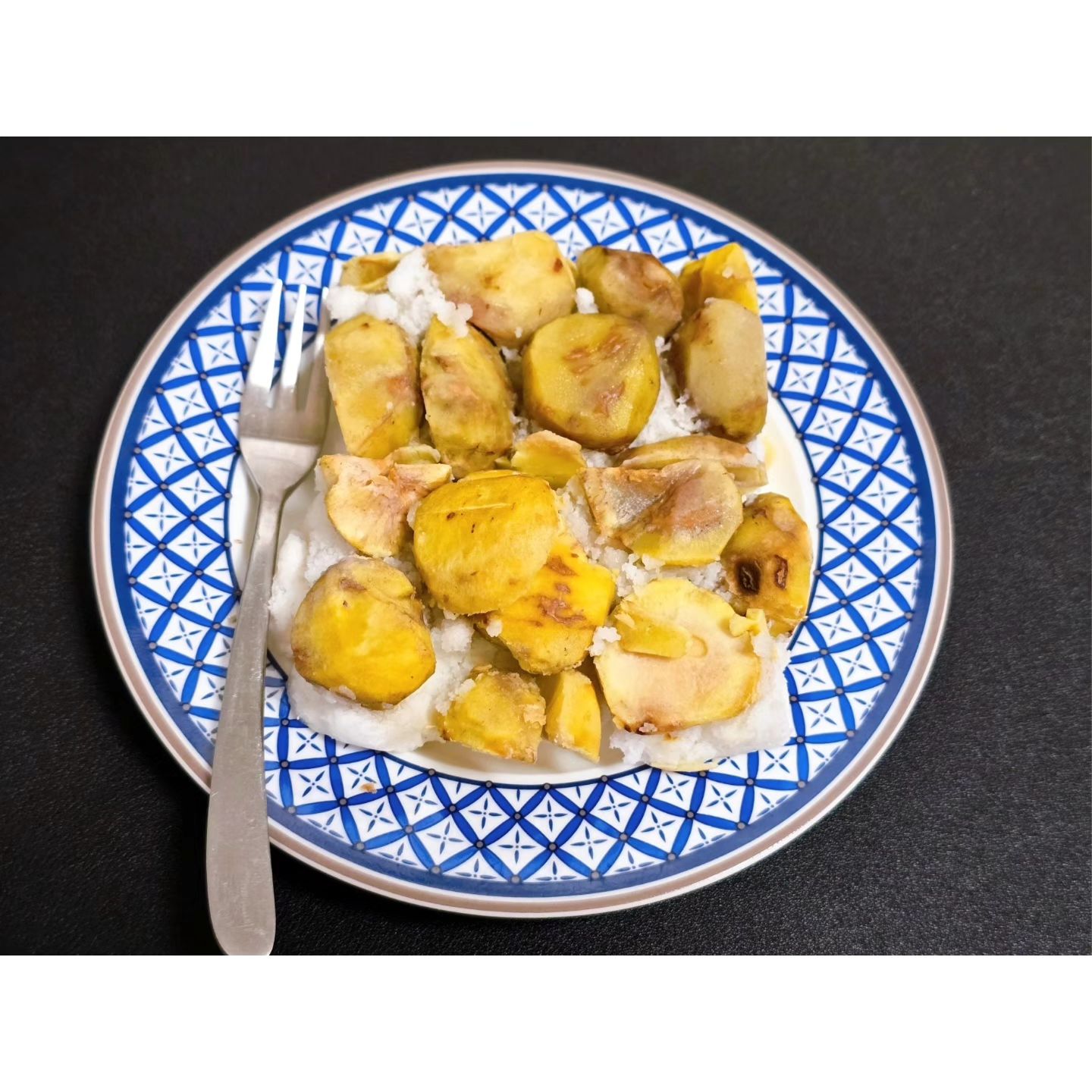 #협찬 이렇게 고급진 백설기맛 무엇? 🤩
.
공주하면 밤!🌰 밤하면 공주 
밤빵보다 맛있는 밤떡 공주에 있다~
밤에 가려 떡이 안보이는 청춘떡방 밤설기
.
직접 손질한 대보밤을 사용해서 왕단밤이라 크고 단맛이 많이 나서 
요즘 아침 대용으로 아이랑 우유에🥛 찍어 얌냠~
.
퍽퍽하지 않고 부드럽고 쫄깃한 백설기라 쫀득하게 씹히는 식감 좋네.
개별 포장이라 보관 쉬워 냉동실에서 꺼내서 물 살짝 묻혀서 
전자렌지 앞뒤로 30초씩 돌리면 OK! 너무 돌리면 딱딱해지니 주의!
.
많이 안달고 고급진 담백함이라 부모님께👵 보내드리면 아주 좋아하실듯~
.
.
.
구매좌표: https://www.instagram.com/cc_ricecake/

#공주떡집 #밤설기 #청춘떡방 #공주떡집 #밤설기 #청춘떡방 #밤설기맛집
#떡맛집 #떡집 #떡추천 #떡맛집추천 #먹스타그램 #먹스타 #맛집추천
#디너의여왕