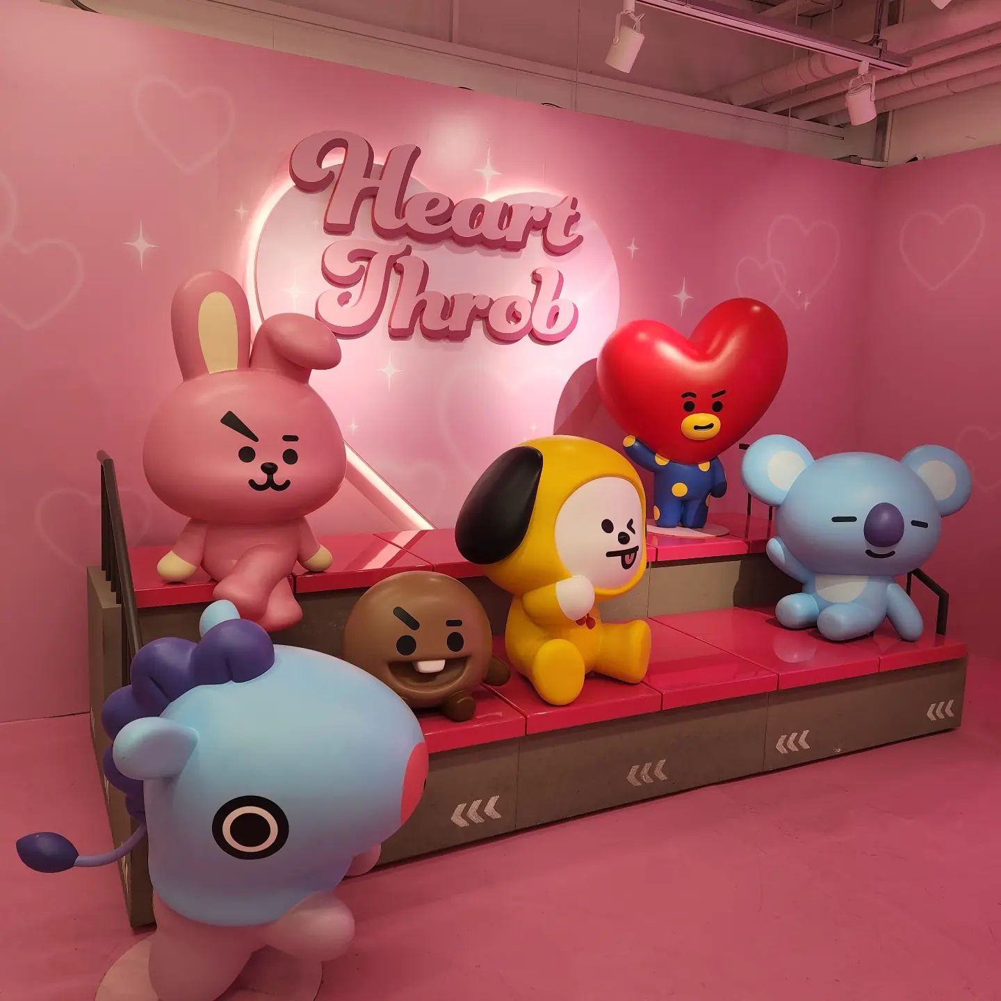 롯데영플라자에서 귀여운 라인프렌즈 팝업진행중
방탄캐릭터부터 뉴진스 캐릭터까지 가득하다
귀여운 아이템 많아서 탐나는게많다
#롯데영플라자 #라인프렌즈 #라인프렌즈팝업 #라인프렌즈스토어