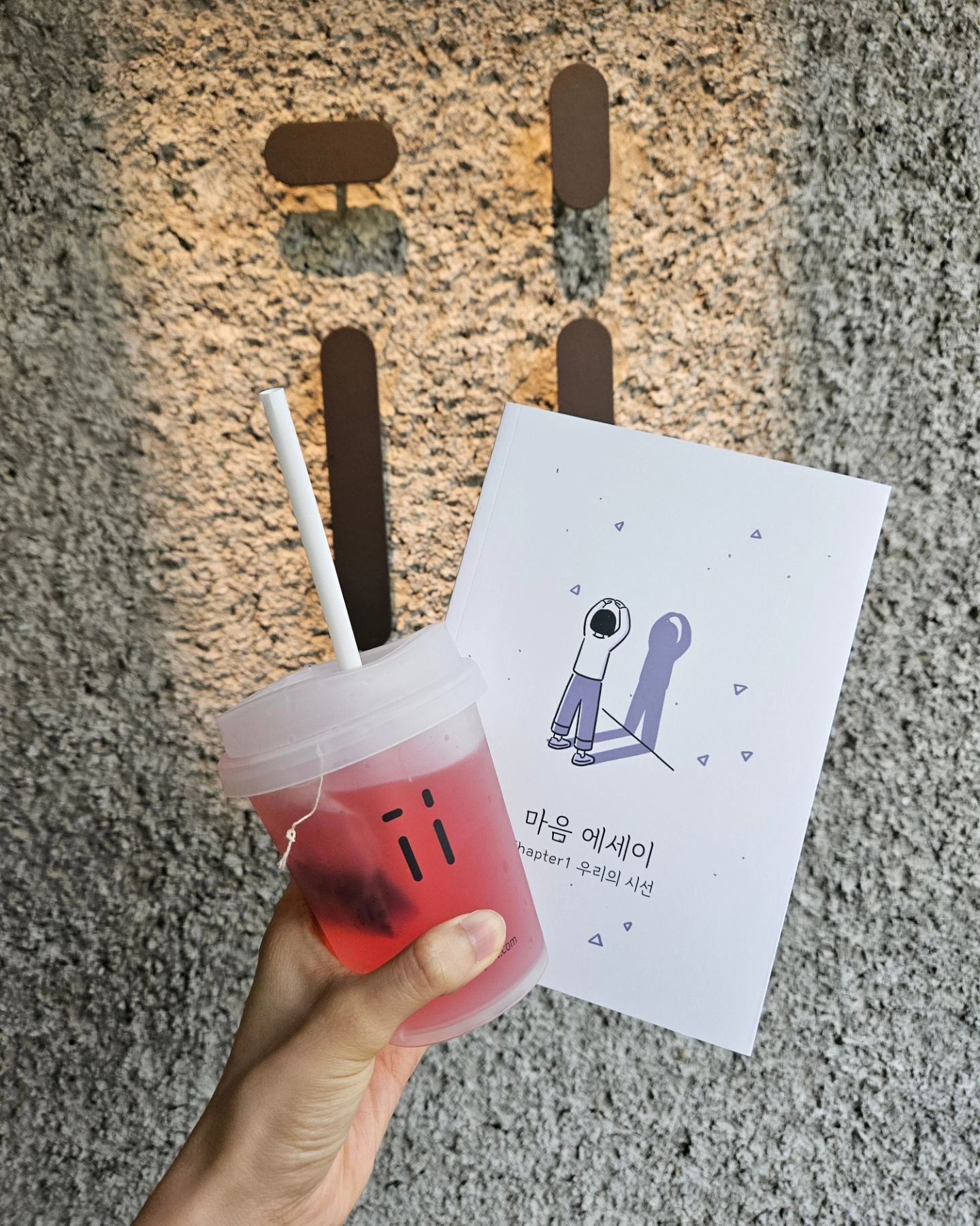 #협찬
나에 대해서, 너에 대해서 더 깊이 알아보는 시간을 가질 수 있는 아이아이 연남! 커플, 친구, 가족끼리 가서 여러 체험을 통해 심리를 분석하는건데 특히 커플이 가면 좋을것 같더라고요!
4 5개월 이상 사귄 커플들이 가서 서로에 대해 알아보고 이 친구는 어떤 방식인지 소통할 수 있어 좋아보였어요.
체험이 끝나면 에세이집으로 나오는데 내가 보는 너, 네가 보는 나, 나는 어떤 사람인지 등이 적혀있어서 이게 바로 '너 사용법'이 아닐까!
서로에 대해 알아가는 시간이라 너무 즐거웠습니다.
체험도 뻔한게 아니라 굉장히 이색적이었어요. 연남동 데이트로 강추!!
.
.
.
#아이아이 #아이아이연남 #심리검사 #심리체험 #연남심리검사 #연남심리체험 #체험형전시 #서울이색전시회 #연남동이색데이트 #연남이색데이트 #데이트 #연남동핫플 #마음에세이 #시선카드 #마음상자 #나만의에세이 #연남동데이트 #연남데이트 #연남동데이트코스추천 #커플체험 #커플심리체험 #커플심리검사 #연남동 #연남#좋아요#좋반#첫줄반사#맞팔#맞팔해요