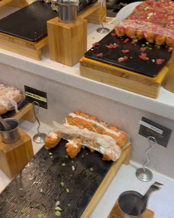 #협찬 thanks gourmet_square_starnae
고메스퀘어 별내점
주말데이트로 루야랑 오빠랑 현대아울렛스페이스원에 가기루 했어요!! 근처 맛집 보니 꺄아 별내 고메스퀘어 뷔페가 있더라구요!!
진짜 핫하기핫한 곳이였어요💕
주차도 편하고 사람이 많아서 음식 로케이션도 너무너무 잘되어서 좋았어요!
입장하자마자 루야를 보고 직원분이 음식 가까운데가 좋은지 놀이방 가까운곳이 좋은지 물으시더라구요!! 당연 음식>_<💕😎👍
놀이방이 어마무시하게 잘되어있더라구요 ㅎㅎ
규보는 킹오브파이터즈하면서 거기서 일등먹었어요
다먹고 놀이방가게한게 정말 다행이였어요😜
초밥종류도 엄청 많구 롤도요! 무엇보다 여기 밥양이 적고 와사비가 따로 안들어가서 루야도 계란초밥 고기류초밥 다 넘 잘먹었어요
육회 샐러드 피자 회 꽃게찜 분식 중식 튀김류도 엄청많았어요! 디저트까지 완벽🫢
저의 베스트는 육회와 묵은지광어회 진짜 피팅데이
오빠는 볶음김치군함ㅋㅋㅋㅋㅋㅋㅋㅋ이래요
루야는 아이스크림 와플🙈
여긴 아울렛 올때마다 올꺼에효오오 강강추🌸

.
.
.
.
.
#고메스퀘어별내점#별내동뷔페#별내동파스타#별내동스테이크#별내레스토랑#남양주뷔페#별내뷔페#남양주무한리필#남양주무한리필#남양주브런치맛집