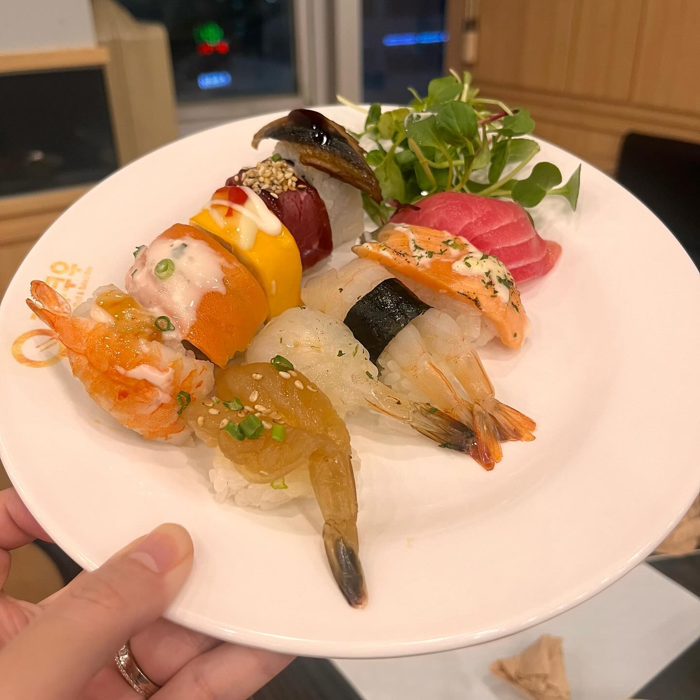 부평] - [쿠우쿠우 인천부평점]
-
#협찬 <푸드 파이터>의 뷔페 추천 맛집.
-
한 요리 한 입씩만 먹어도 배가 부른 그 곳. 초밥부터 요리 종류가 다양해서 2~3만원대에 디저트까지 푸드 파이트 할 수 있다.
초밥을 원없이 먹을 수 있다는 점에서 가성비 좋다고 할 수 있다.
-
육회와 새우장 킬러라서. 이 것만 몇 접시 먹어도 벌써 뽕뽑기 가능. 최애 메뉴들이 다양해서 입맛이 다른 가족끼리 외식 오기에도 너무나 좋다.
-
요리까지 다양하지만 디저트까지 대만족. 와플 기계부터 초콜릿 퐁듀, 빙수, 아이스크림, 티, 과일 등 디저트 푸파 까지 할 수 있다. 
주말 기준 3만원대에 행복한 푸파 원하는 사람은 고고.
.
- 위치 : 인천 부평구 부흥로 264 동아웰빙타운 9층
- 번호 : 032-361-4057
.
.
#먹고살자🍽️ #부평맛집 #쿠우쿠우 #쿠우쿠우부평점 #푸파 #푸드파이터 #먹팔 #먹스타맞팔 #먹팔로우 #먹친 #먹소통 #먹깨비 #맛집탐방 #맛집투어 #먹는게남는거 #배불러 #맛있다그램 #맛집그램 #먹방 #맛집공유 #맛잘알 #먹스타소통 #먹스타좋아요