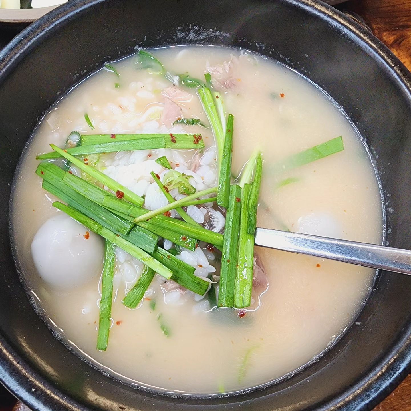얼큰하고 든든하게 해장하기
고소한 육수로 찐한 속풀이🥣
.
.
100% 국내산 한우사골과 돈사골, 생족발을
직접제작한 초대형 가마솥에 30시간 우려낸
깊고 진한 명품 사골육수❣️
.
.
✔️ 무보까정식 11.0
✔️ 돼지국밥 8.0
✔️ 얼큰이국밥 9.0
.
.
✔️ 무보까국밥 감삼점
✔️ 대구 달서구 두류동 495-17
✔️ 매일 오전 7시 - 새벽 12시 30분 (일 ~22시)