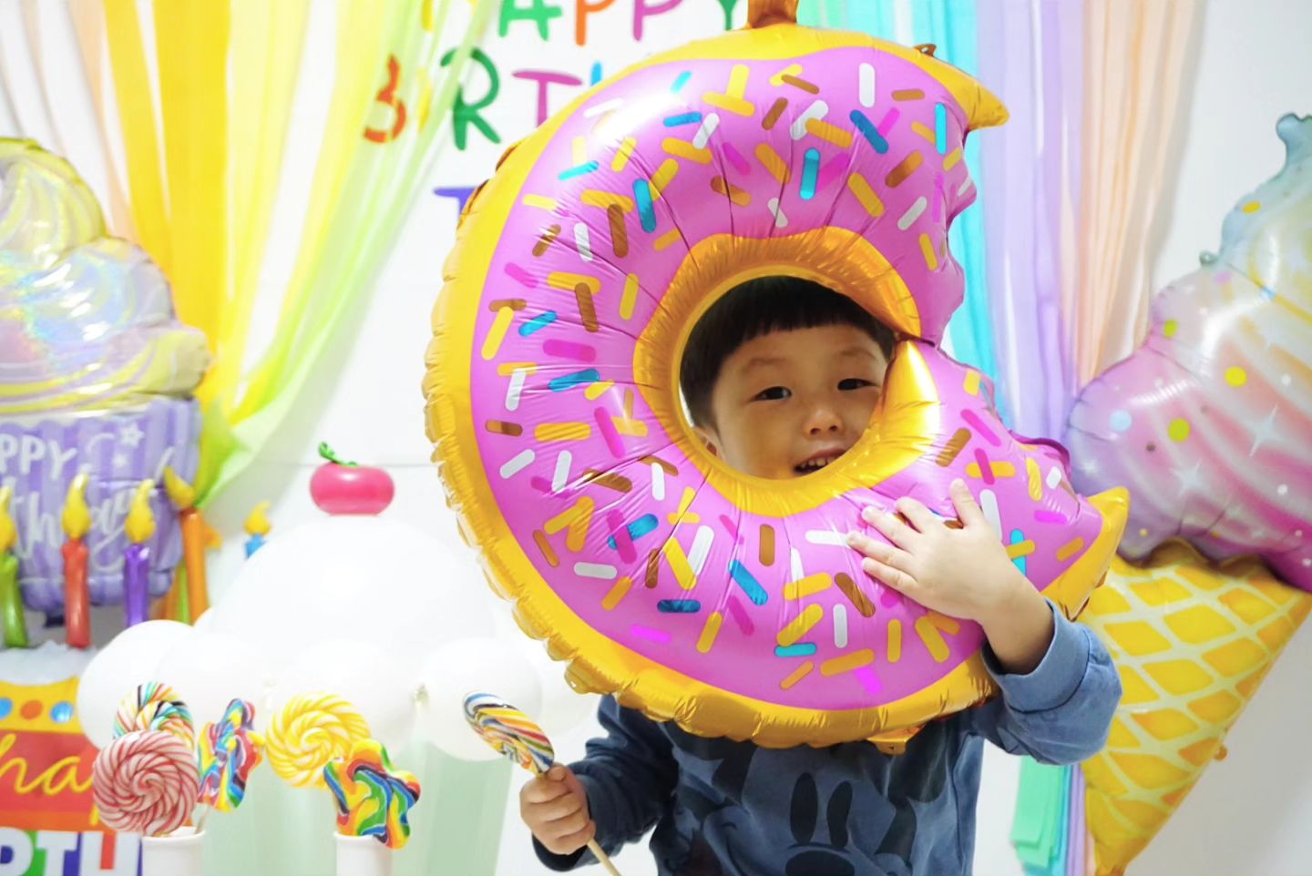 .
우리 매력덩어리 삼봉이의 세 번째 생일 🥳
#디저트나라 에 오신 것을 환영합니다 👐

ㅡ

벌써 삼봉이 태어난지 3년이나 됐다니
세워얼~~

저녁메뉴는 늘 그렇듯 #아빠표생일상
어제 새벽 2시까지 열요리 하심 👍

.
.
.
#만3살 #3번째생일 #아꼬운삼봉이 #생일파티 #홈파티 #포토 #3thbirthday 
#후형후제_족은거