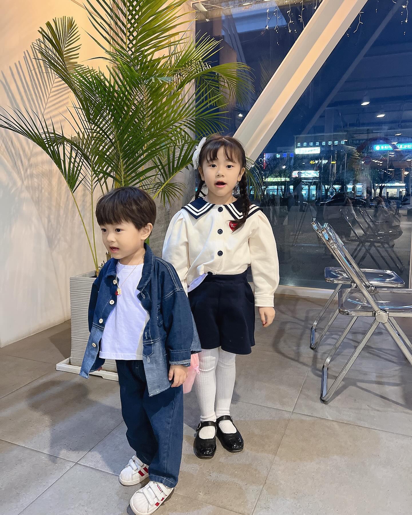 돌 잔치 갔다가 작은고모네 둥이들 보러➰
예예들 쪼꾸미 애기들 보고 완전 홀릭! ⸜( ᵒ̴̶̷̤࿀ ᵒ̴̶̷̤ )⸝❤️
예워니는 동생 한명 집에 데려가고 싶다구...