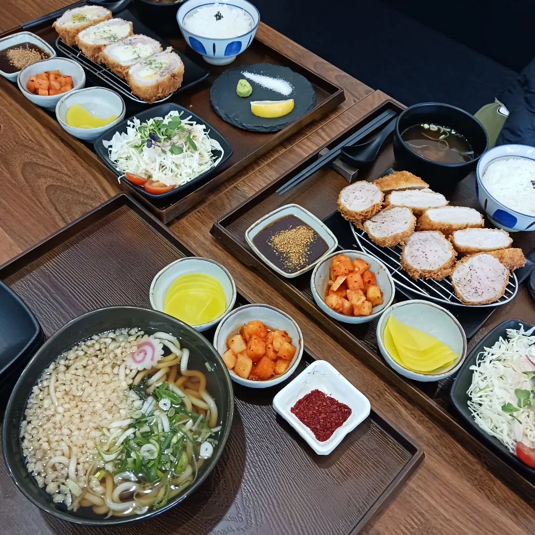 #일품카츠양천향교역본점 
.
점심에 먹은 돈카츠 
두툼한 고기에 잡내도  없구요!숙성이 잘되어서 부들부들
튀김옷은  얇고 바삭바삭🤩이름처럼 일품입니다😊

✔️반반카츠(로스+히레)
 4개씩 반반나오는데 국내산 한돈을 48시간 저온숙성해서 부드럽고 고소한 등심,육즙가득한  안심은  부드럽네요🥰
소금,와사비,소스랑 곁들여 먹을수있구요. 와사비 듬뿍 올려서 먹음 느끼함 1도 없어용
돈까스소에  깨가 많이 💞들어가서 넘꼬소함

✔️치즈카츠
모짜렐라치즈에 체다치즈까지 들어가서 치즈풍미 제대로구요⭐️
카츠가 두툼한데다가 낭낭한치즈가 가득 들어가서 1개만 먹어도 배부르더라구요.제입맛에 모짜렐라만 들어간것보다는 더 맛있었어요❤️

✔️우동
추운날씨에 따뜻한국물!!탱글탱글한 면발까지~~카츠와 같이  먹기에 딱좋아요👍
.
지하철 역에서 가까워서 찾기쉬워요
주차는 2시간 무료입니다
.
.
.

#협찬#일품카츠#마곡카츠#마곡맛집#마곡동맛집#강서구맛집#강서맛집#서울강서맛집#양천향교역맛집#발산맛집#발산역맛집#서울돈카츠#마곡데이트#양천향교역고기집