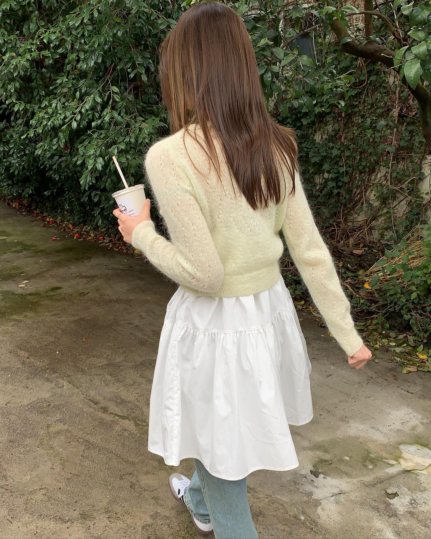 ’Mime cardigan‘ lime 컬러 추가되었습니다 ☁️
몽글몽글 메로나 색감이라 봄과 잘 어울리는 컬러로,
시즌 내내 두루두루 입기 좋으실거예요 💫