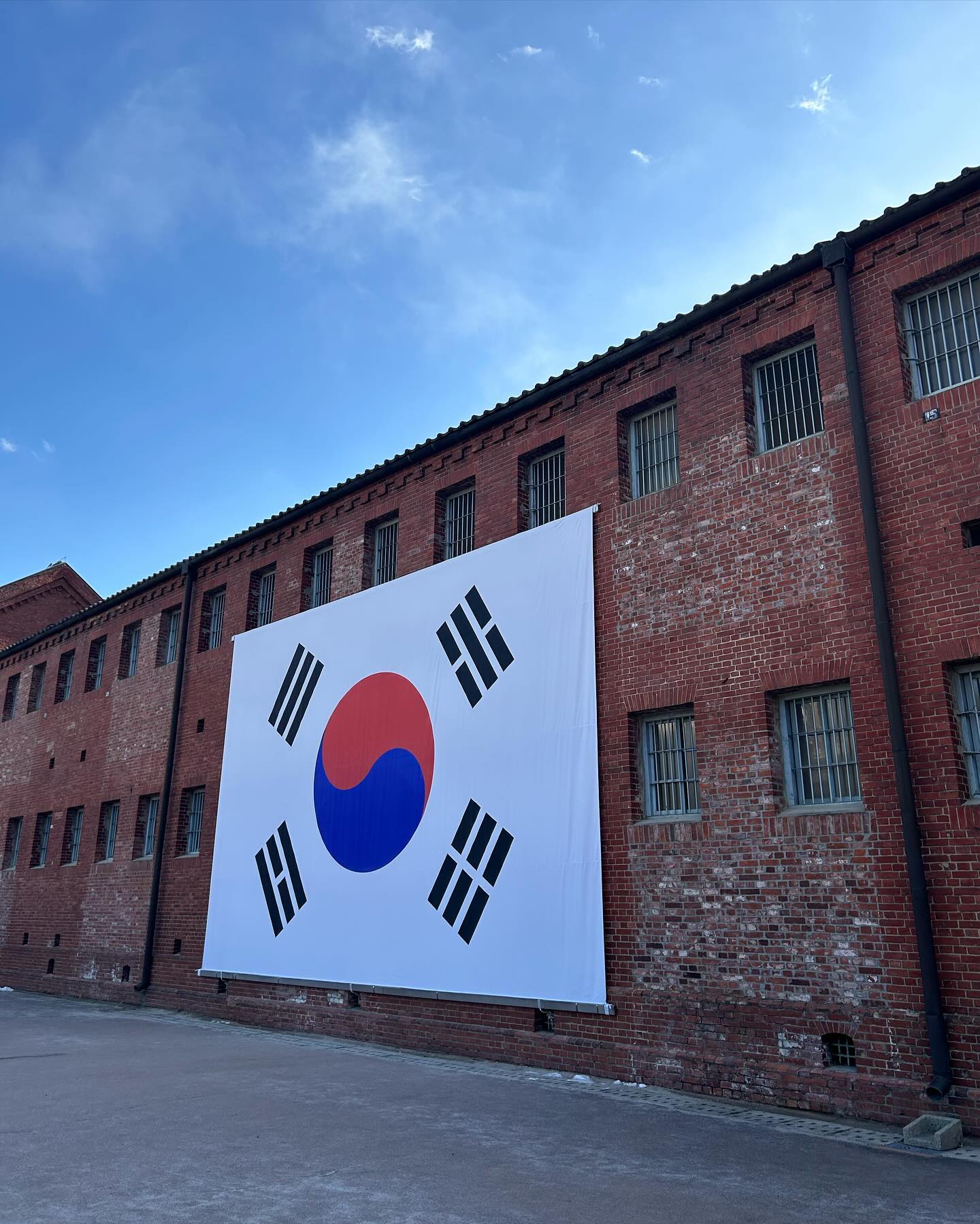 2024.03.01 (금) 🇰🇷
105주년 3•1절 기념, 독립문과 서대문형무소역사관을 방문했다.
일제강점기부터 받아온 일본의 식민통치에 항거하고, 
독립선언서를 낭독을 시작으로 나라를 독립적으로 되찾은 역사적인 날.
나라를 위해 목숨바쳐 돌아가신 애국 운동가분들 덕에 우리가 살아갈 수 있는 걸 또 한번 깨닫고 감사한 날.
역사 좋아하는 우리에겐 오늘 하루가 더욱 뜻깊었고, 
자유로움 속에 소소한 데이트를 할 수 있어서 감사한 하루 💞
#삼일절 #서대문형무소 #독립문 #19190301 #🇰🇷
#희생을잊지않겠습니다 #그날의함성을잊지않겠습니다 
#역사를잊은민족에게미래는없다
