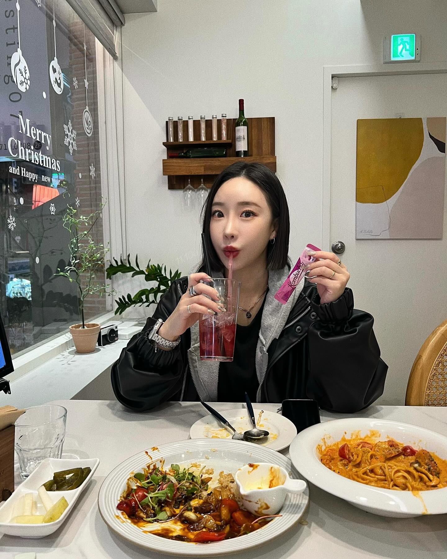 #광고 teazenofficial 콤부차 뱅쇼맛😋
티젠 콤부차 맛별로 많이 먹어봤는데
오늘은 카페인 걱정없이 먹을 수 있는 뱅쇼맛!

은은한 계피향과 어우러진 과일의 달콤한맛🍹
추운 날씨에 따뜻하게 한잔하면 너무 좋아요!

TV, 유튜브는 물론 올영가면 볼 수 있는
배우 김태리님이 모델인 콤부차 1위 브랜드죠ㅎ

당류는 0g! 칼로리는 15kcal!
프로바이오틱스+유산균 12종함유!

간편한 분말형 스틱타입이라 휴대도 간편하고
얼음 동동 띄운 찬물에도 쉽게 녹아서 너무 좋아요👍

다양한 맛별로 즐길 수 있는 티젠 콤부차 애정해요💓

⠀

#콤부차 #티젠콤부차 #티젠 #저칼로리 #김태리 #김태리콤부차 #TEAZENKOMBUCHA #TEAZEN #KOMBUCHA #KIMTAERI #뷰티 #뷰티모델 #소통환영 #일상 #selfie #daily #beautymodel #다이어트 #뷰티 #뷰스타그램 #올영 #올영추천템 #리뷰 #후기
