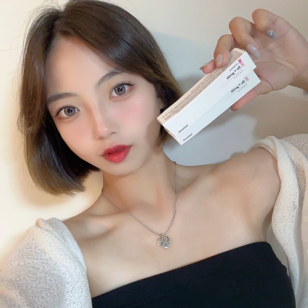 비타민 K는, 혈관과 관련된 증상에 도움을 주어 멍, 다크서클, 썬번 등을 케어하고 판테놀 성분과 함께 피부 컨디션의 빠른 회복을 돕습니다. 관련 제품 중 유일하게 피부과 전문 체인 병원(닥터쁘띠의원)과 협업하였다고 합니다🙃
조기축구,풋살을 주2회 많게는4회하는 나... 남자들이랑 하다보니 멍도 매번 생겨서 집에오는🥲 비타민크림이 멍드는곳에 좋다고 하여 멍이 생길때마다 꾸준하게 발라주는중! 멍이 없어지는 속도가 하루이틀 정도 빨라지긴 했다😆

#협찬 #헬로셀 #hellocell #멍크림 #멍연고 #다크서클 #비타민K #Kbeauty #vitaminK #닥터쁘띠