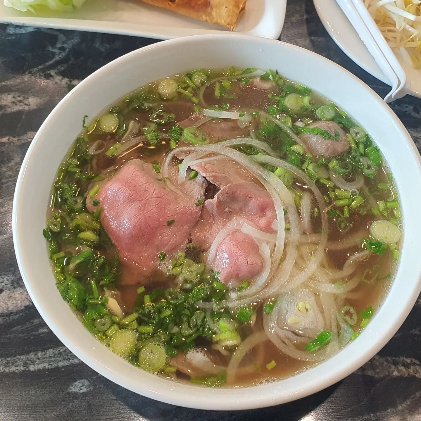Fortlee photoday..

어쩌다보니 미국에서는 쌀국수투어중...
같은 메뉴라도 체인점마다 맛이다르고 면추가도 다르게 나온다..
그래도 photoday는 어딜가더라도 평균이상은 하는듯..
진하면서 시원한 육수가 전날 술마시고 가지않은게 죄스런 느낌..

#newjersey #fortlee #photoday #쌀국수 #쌀국수맛집추천 #맛집찾기 #맛점 #맛있다그램 #맛집탐방 #쌀국수투어 #쌀국수맛집 #데일리그램 #daily #dailyfood #lunch