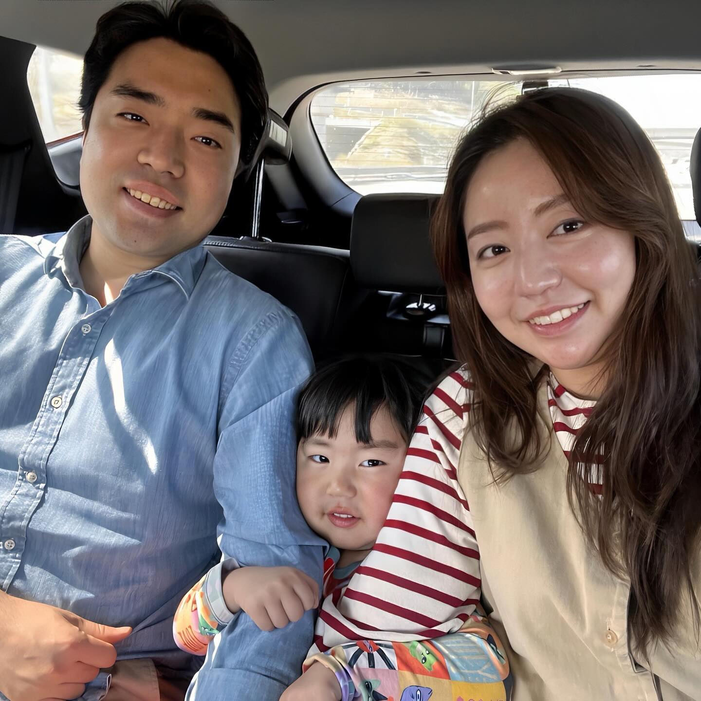 4월 13일🧡
이월 말에 아기랑 호주여행, 
돌아오니 푸름씨는 총선때문에 지방으로 ~_~_
거의 두달만에 3인가족 합체 완료🥺👍🏻

이주만에 만난 아빠보고 너무 좋아하던 축복이
오랜만에 셋이라 사진찍는데 
냅다 폰을 뺏어가더니
양옆으로 팔짱끼고 셀피 자기가 찍음 ㅋㅋㅋㅋ

#완전체 #다봉이푸름이그리고축복이