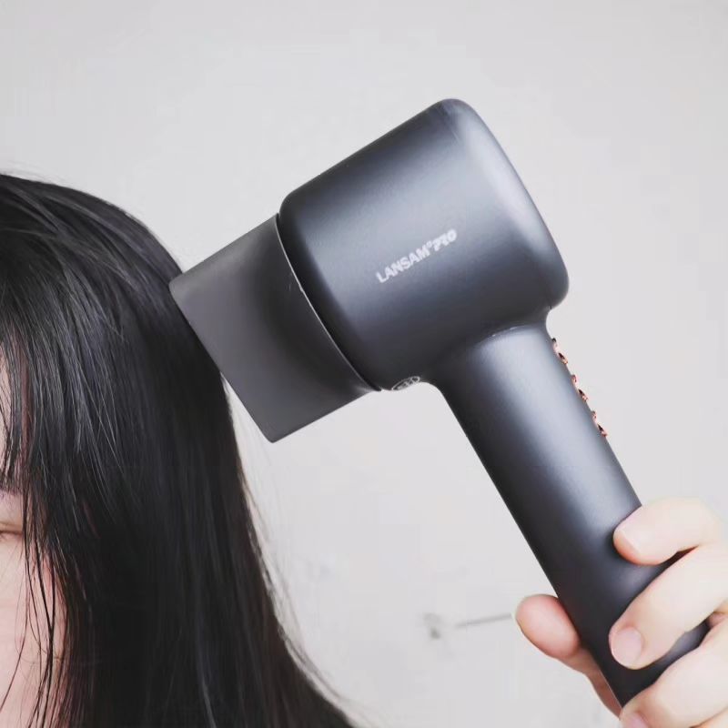 (협찬) 역대급 바람세기를 경험하게 한 #랜삼프로헤어드라이기
매일 아침 머리 말리는 시간을 확 줄이게 됐어요
강력한 바람이지만, 빠르게 모발 표면의 물기만 말려주기 때문에
모피질의 수분이 유지돼서 큐티클 손상이나 모발이 거칠어질 걱정이 없어요

두피 모낭의 건강까지 신경써주는 지능형 온도 제어 시스템이 장착되어 있어서 정확한 온도조절이 가능할 뿐만 아니라, 5초 동안은 냉풍, 5초 동안은 온풍으로 신속하게 전환되는 스마트 냉풍, 자동순환 모드까지있어서 더욱 편리하게 사용할 수 있어요

어떤 스타일링도 가능하도록 3가지 노즐이 포함 되어 있고, 최대 115도의 고온 세팅케어까지 가능한 고스펙 드라이기에요

▪️120,000prm 모터장착
▪️인공지능 온도제어
▪️최대 1,600 시간의 긴 수명
▪️358g의 가벼운 무게
▪️4단계의 온풍모드

#랜삼프로 #저소음드라이기 #항공모터드라이기 #전문가용드라이기