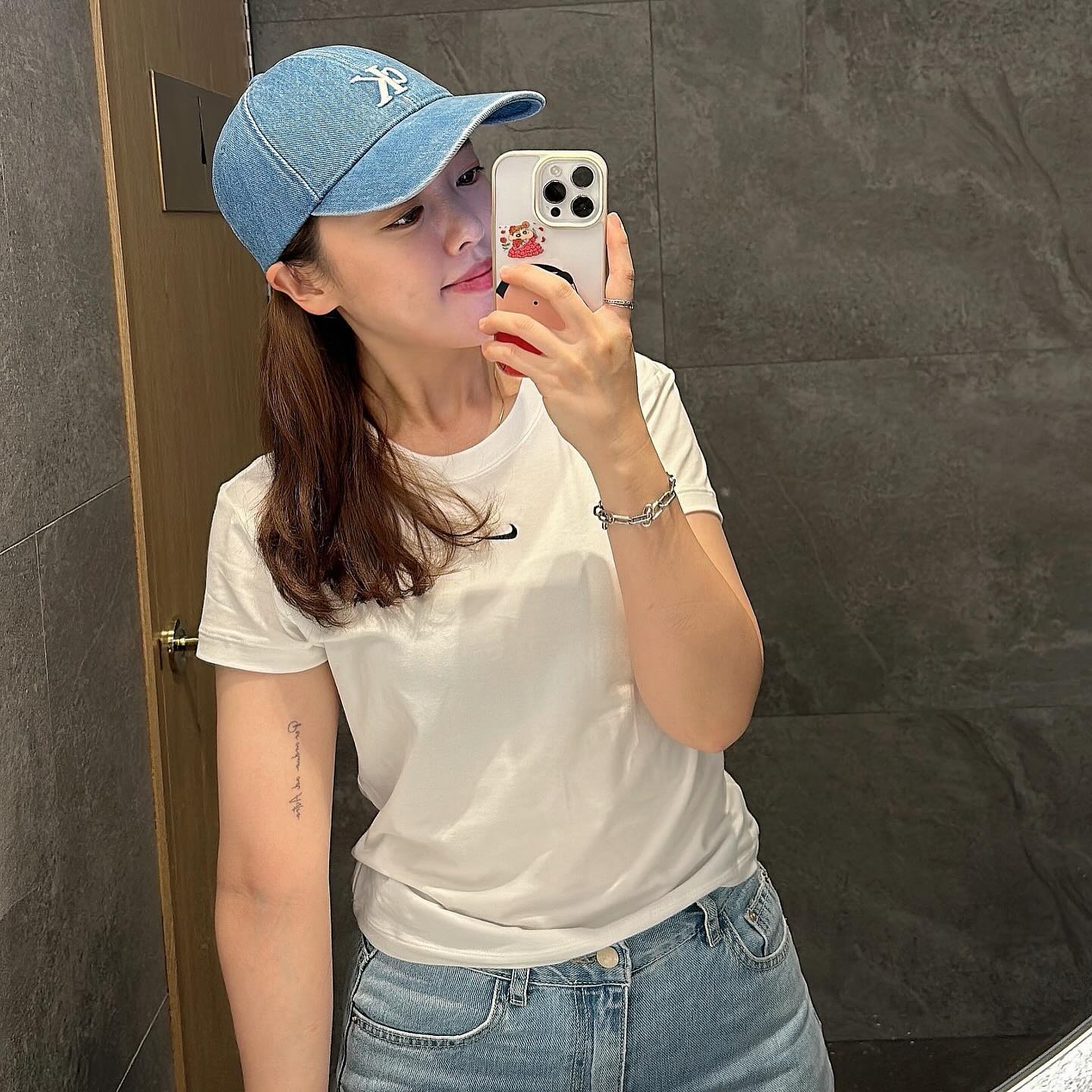 청바지에 흰 티가 여름엔 딱!😇💙🩵💙
느므느므 더워도 사진은 찍는다,,,
마무리는 맥주즤!!!!!!!!!!🍻❤️