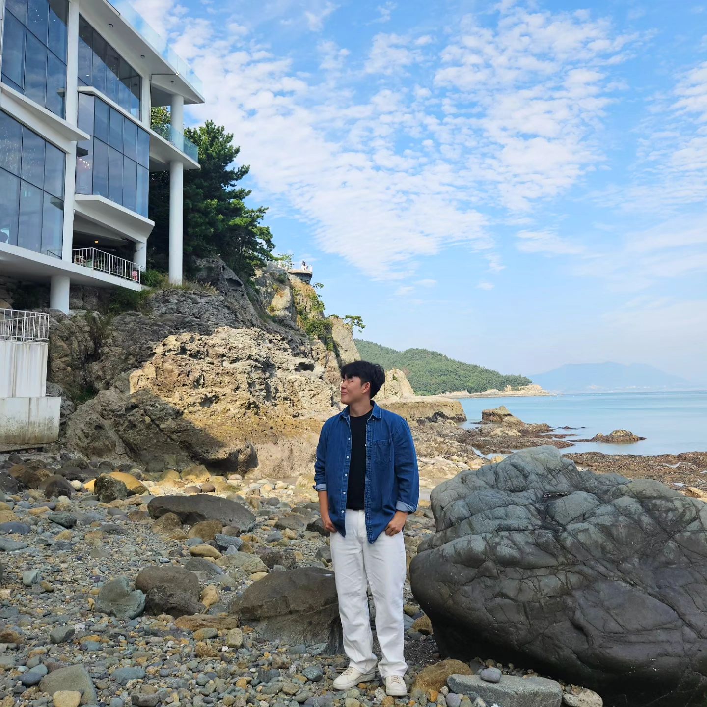 추석에 가족여행으로 라피끄를 다녀왔어요 ㅎㅎ
사람들이 너무 많지만 갈 때마다 인생샷을 건질 수 있는 곳이에요. 바다라서 시원하게 청백 패션으로 입어봤는데 잘 어울리나요? 🤗
.
.
.
#ootd  #20대코디 #30대코디  #직장인룩 #남자코디 #오늘의룩  #청셔츠  #여수맛집 #여수여행 #여수카페추천