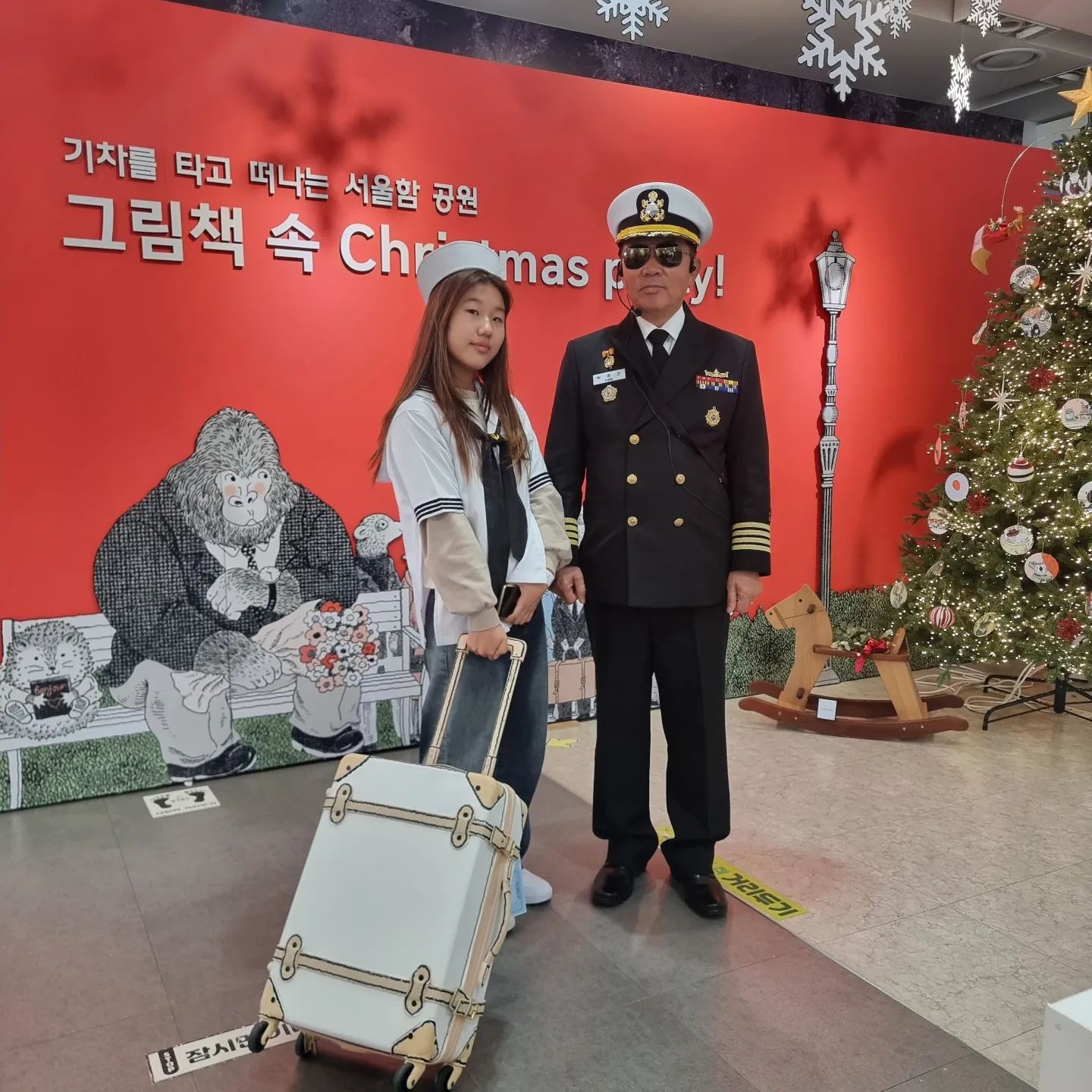 기차가 출발합니다 ×서울함 공원 ❤️
정호선 작가와 #서울함공원 콜라보전시 중!
저희가족은 크리스마스 전시관에서 따뜻한
주말 보냈어요~ 🎄 👨‍👩‍👧
서울함공원 5개 이나비 캐릭터 찾아서 인생샷도 남기고 크리스마스 전시관에서 함장님과 추억한장 찰칵 📷 🤳 
기차여행 떠나는 기분도 내보고 메모 적어서 붙이고 사탕도 받아서 신났어요 ㅋ설문조사하고 건빵도 받고  시간가는줄 모르고 즐토 보냈답니당!!! 

서울함공원에서 12월 한달동안 크리스마스 행사가 진행되며, 볼거리와 즐길거리가 가득해졌어요!

서울함공원 행사 중 크리스마스 전날에 소외계층 아이들을 위한 파티가 진행될 예정이며, 마술쇼와 밴드공연이 열릴 예정이라고하니
기차 타고 떠나는 서울함공원 크리스마스 여행🎄 🎶 😎 즐겨보세요!

(현장에 있는 다양한 체험활동들에 참여하시면 추첨을 통해 푸짐한 선물도 받을수 있어요)

❤️이용시간❤️
📌하계(3월~10월)기준으로 평일 10시부터 19시, 주말은 10시부터 20시까지!

📌동계(11월~2월) 기준으로 평일 10시부터 17시, 주말은 10시부터 18시까지!
매주 월요일은 휴관이니 참고하세요!

-
-
-
#서울함공원크리스마스여행#콜라보전시
#연말행사 #크리스마스 #크리스마스파티 #한강공원 #서울함공원 #가족모임 #서울한강공원 #한강공원 #ソウル #漢江公園