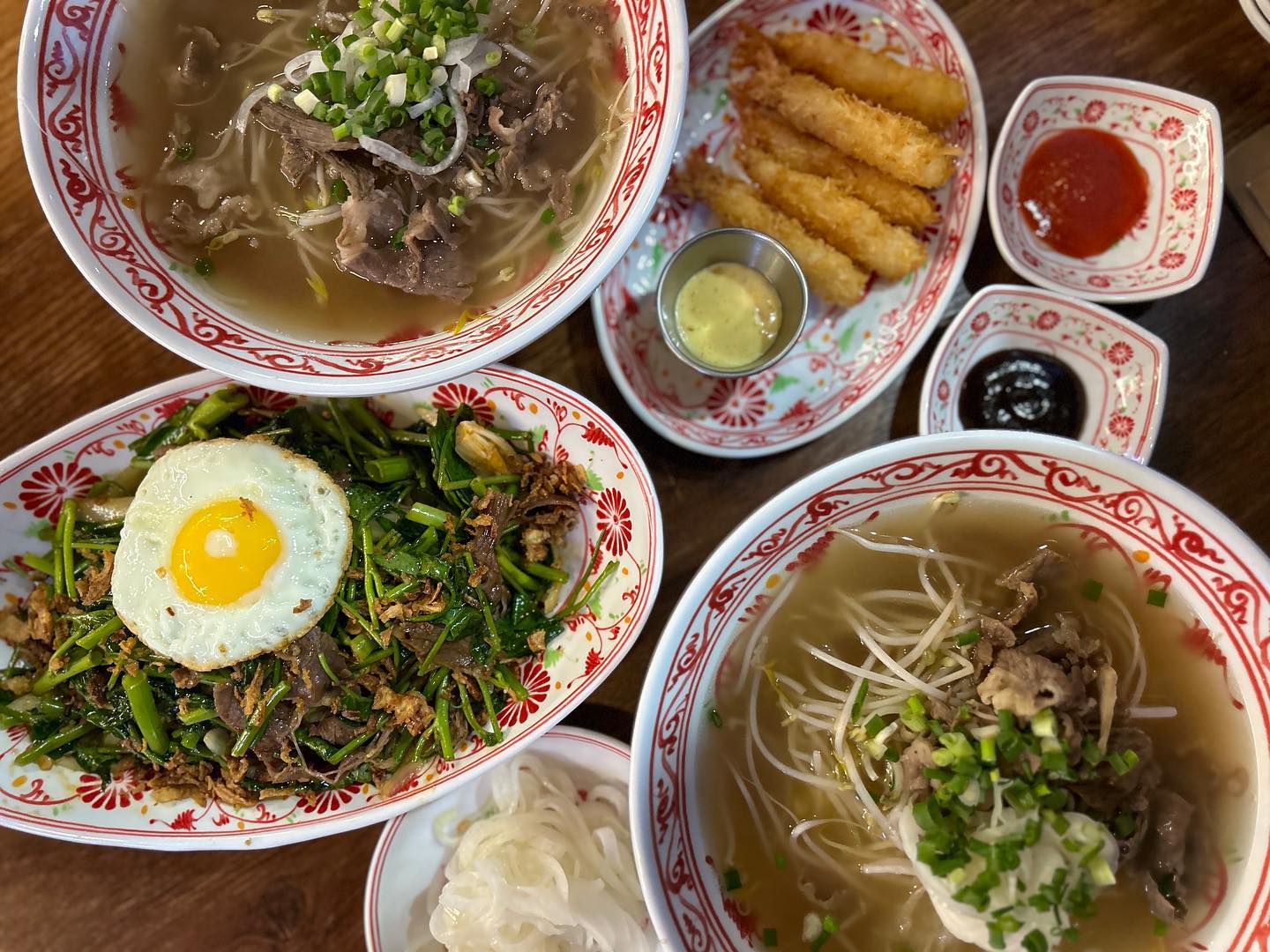#협찬 #똣똣 #똣똣베트남쌀국수 #베트남음식 #베트남쌀국수 #쌀국수 #쌀국수맛집 #소고기볶음밥 #서울쌀국수 #미아동맛집 #미아쌀국수 #공심채 #반미맛집 

미아 아파트 상가에 자리한 똣똣‼️
쌀국수 2인분을 시켰는데
양도 많고 맛도 깔끔하니 맛있네요😃
양파 초절임도 국수랑 너무 잘 어울린다〰️

#공심채소고기볶음밥 
공심채는 처음먹어보는데 미나리 같아요
진짜 맛있네요😊 
소고기랑 공심채랑 소스가 너무 잘 어올려요

#코코넛새우튀김
궁금해서 시켜 봤는데
코코넛 향이 초반에 맴돌다가 
새우튀김이랑 더욱 바삭바삭 어우러지네요👍🏻

전반적으로 매장도 깔끔하고 
주문 시스템도 잘 돼 있고 
여기는 또 반미 맛집이라고 해서 궁금해요!
맛있게 잘 먹다 왔습니다〰️〰️